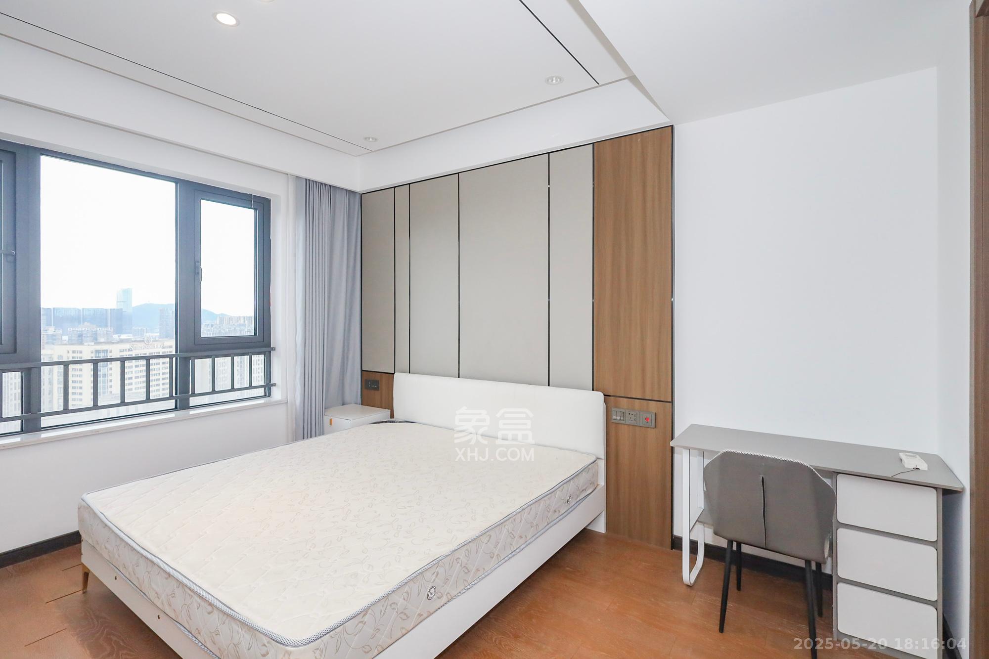 卓越中寰  4室2厅2卫    235.0万卧室