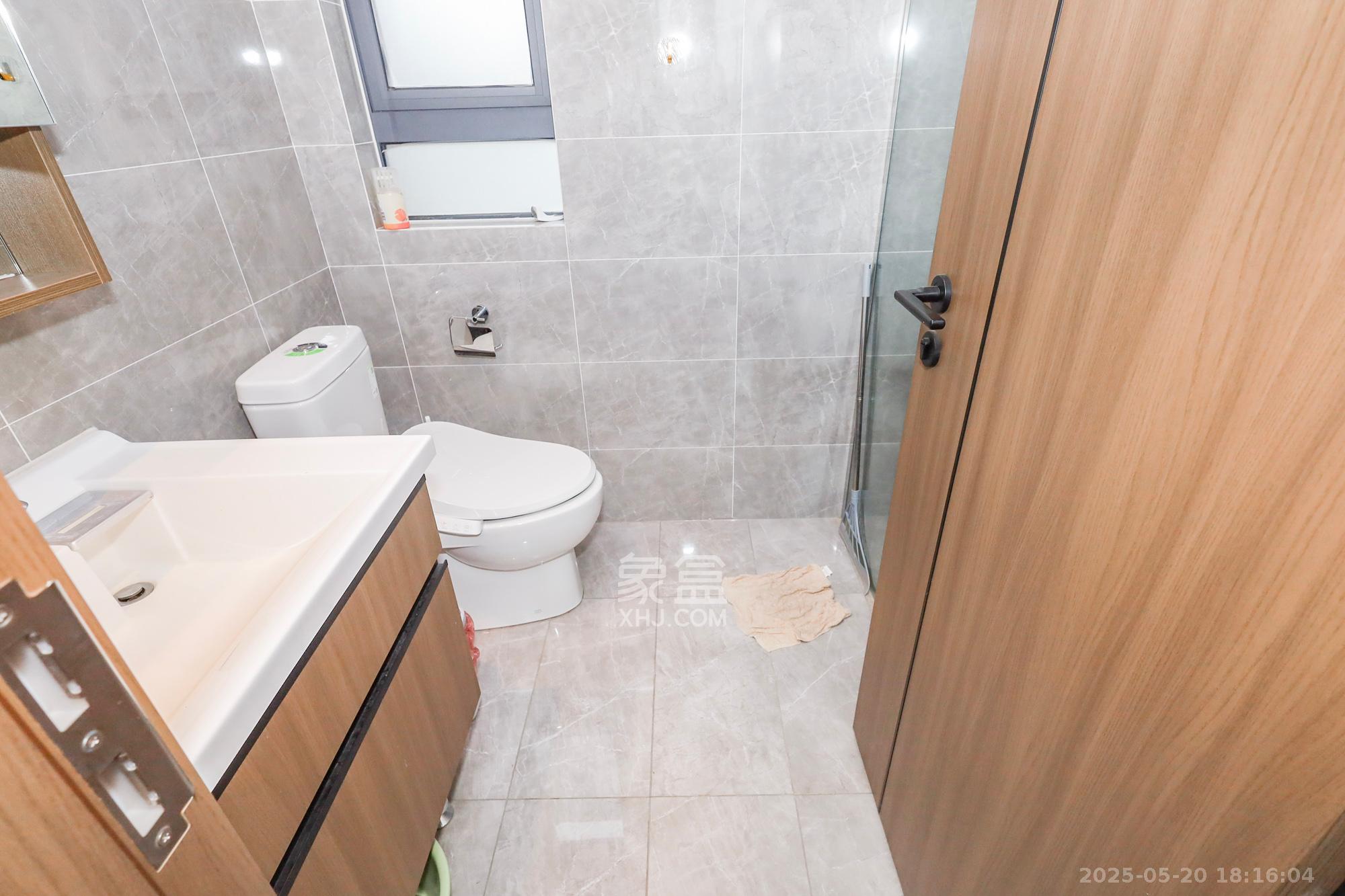 卓越中寰  4室2厅2卫    235.0万卫生间