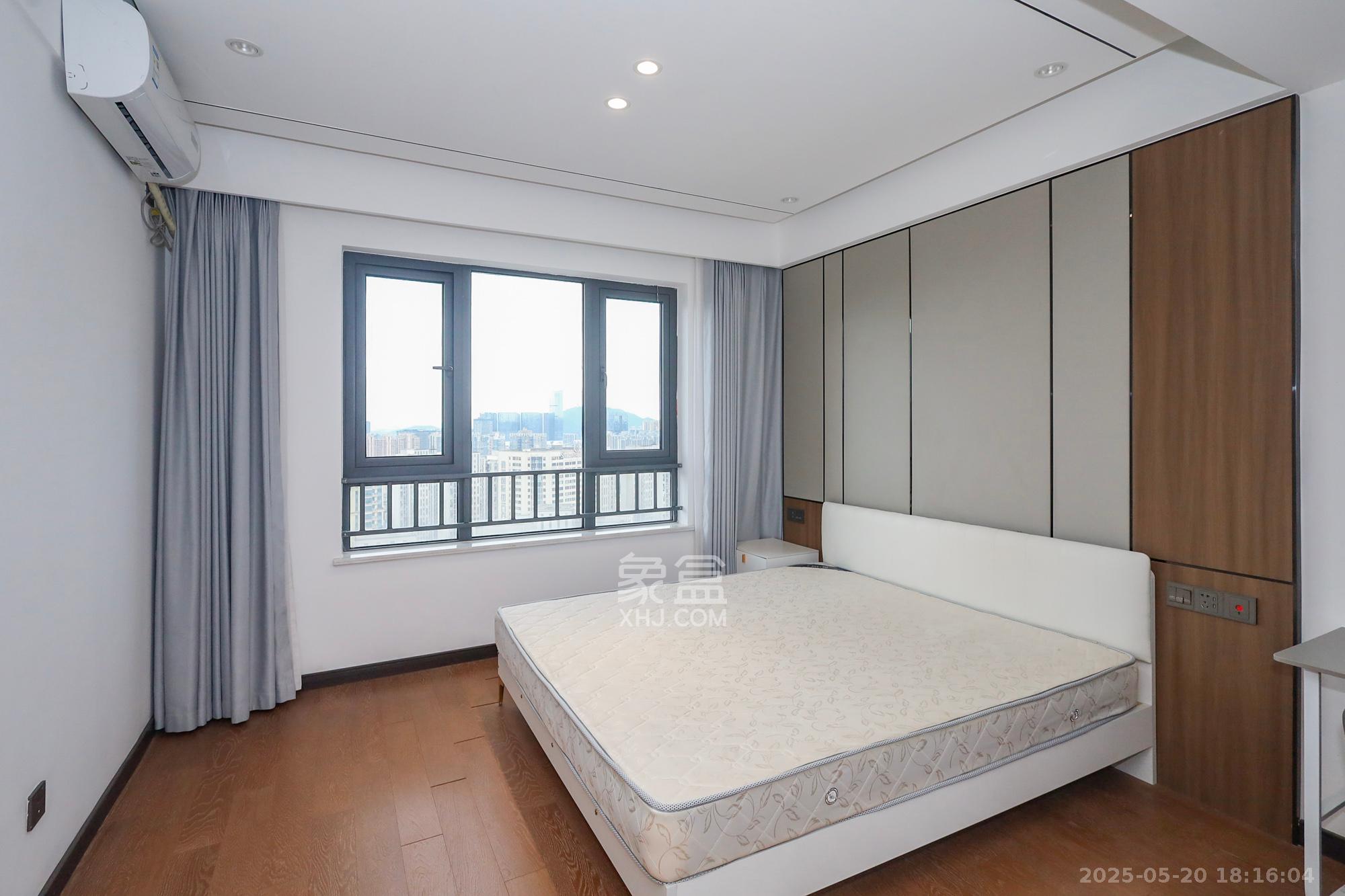 卓越中寰 4室2厅2卫 235.0万 卓越中寰 4室2厅2卫 235.0万卧室