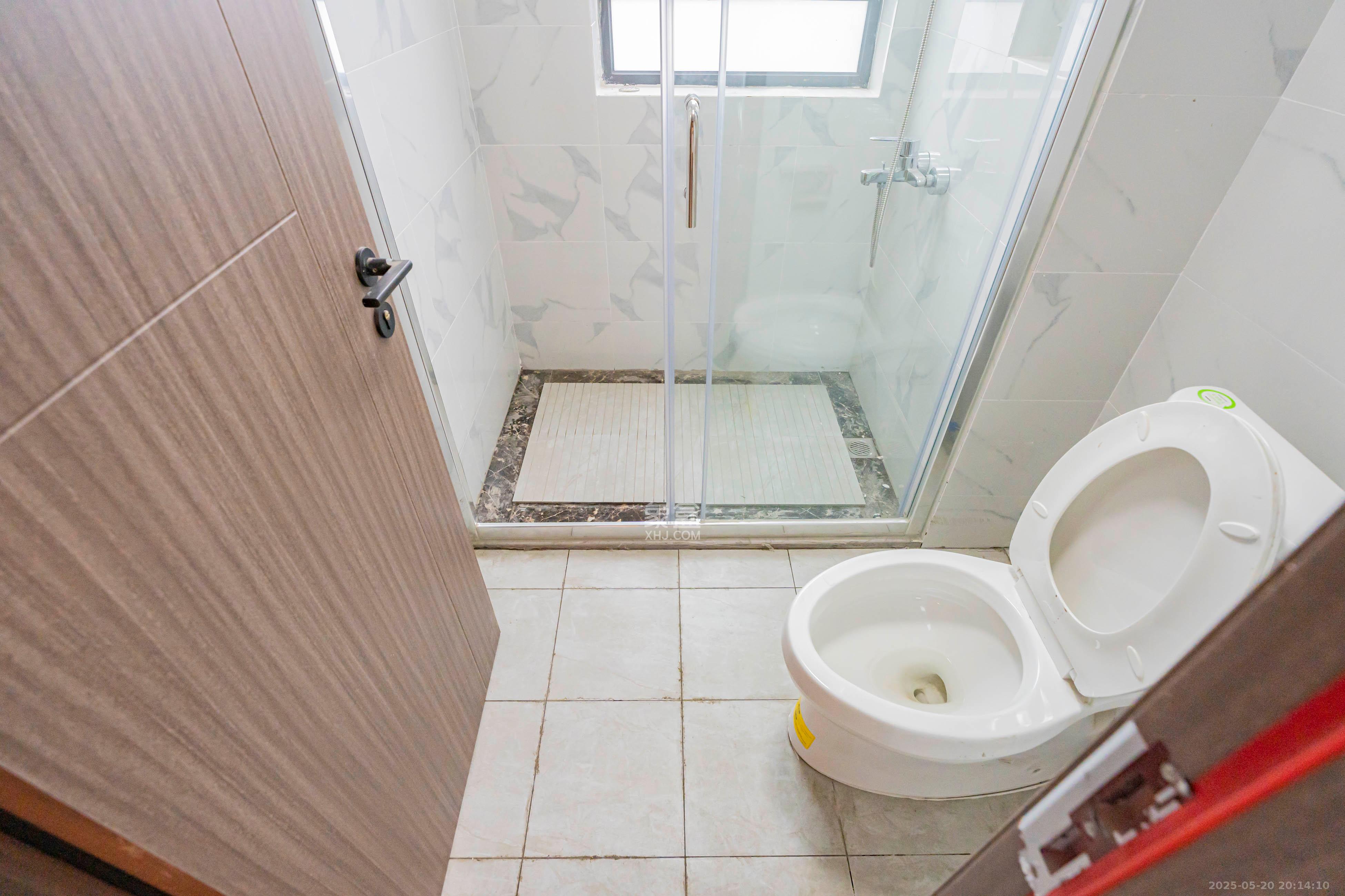 绿地V岛 4室2厅2卫 160.0万 绿地V岛 4室2厅2卫 160.0万卫生间