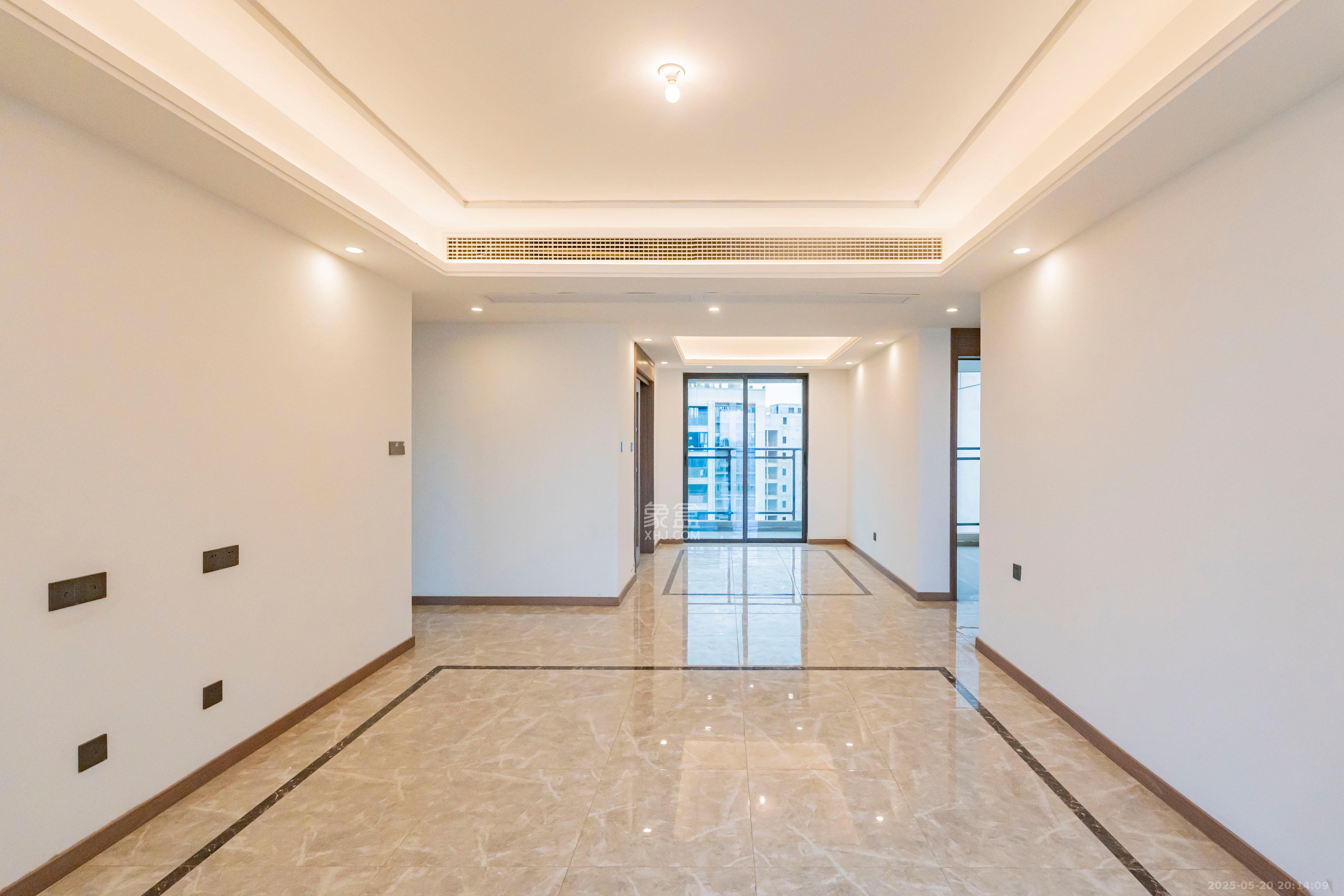 绿地V岛 4室2厅2卫 160.0万 绿地V岛 4室2厅2卫 160.0万客厅