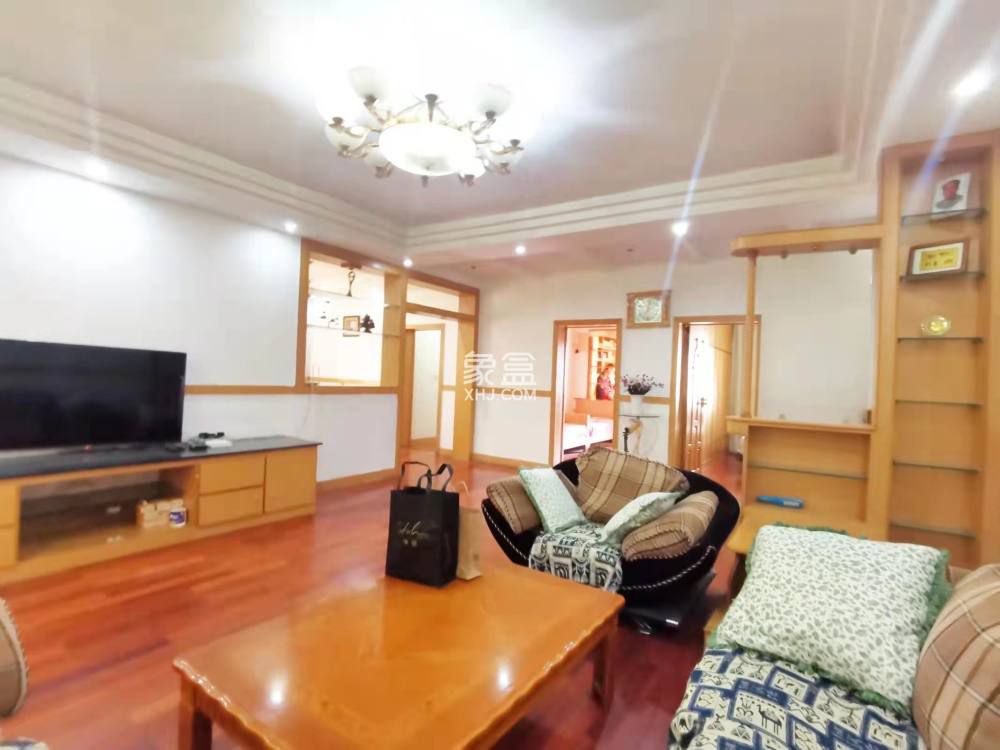 名牌大厦  3室0厅0卫    1800.0元/月