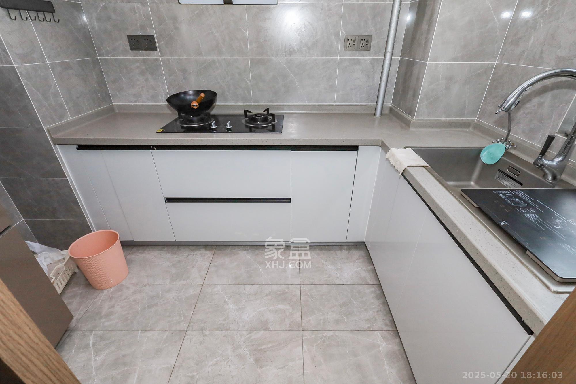 卓越中寰  4室2厅2卫    235.0万厨房