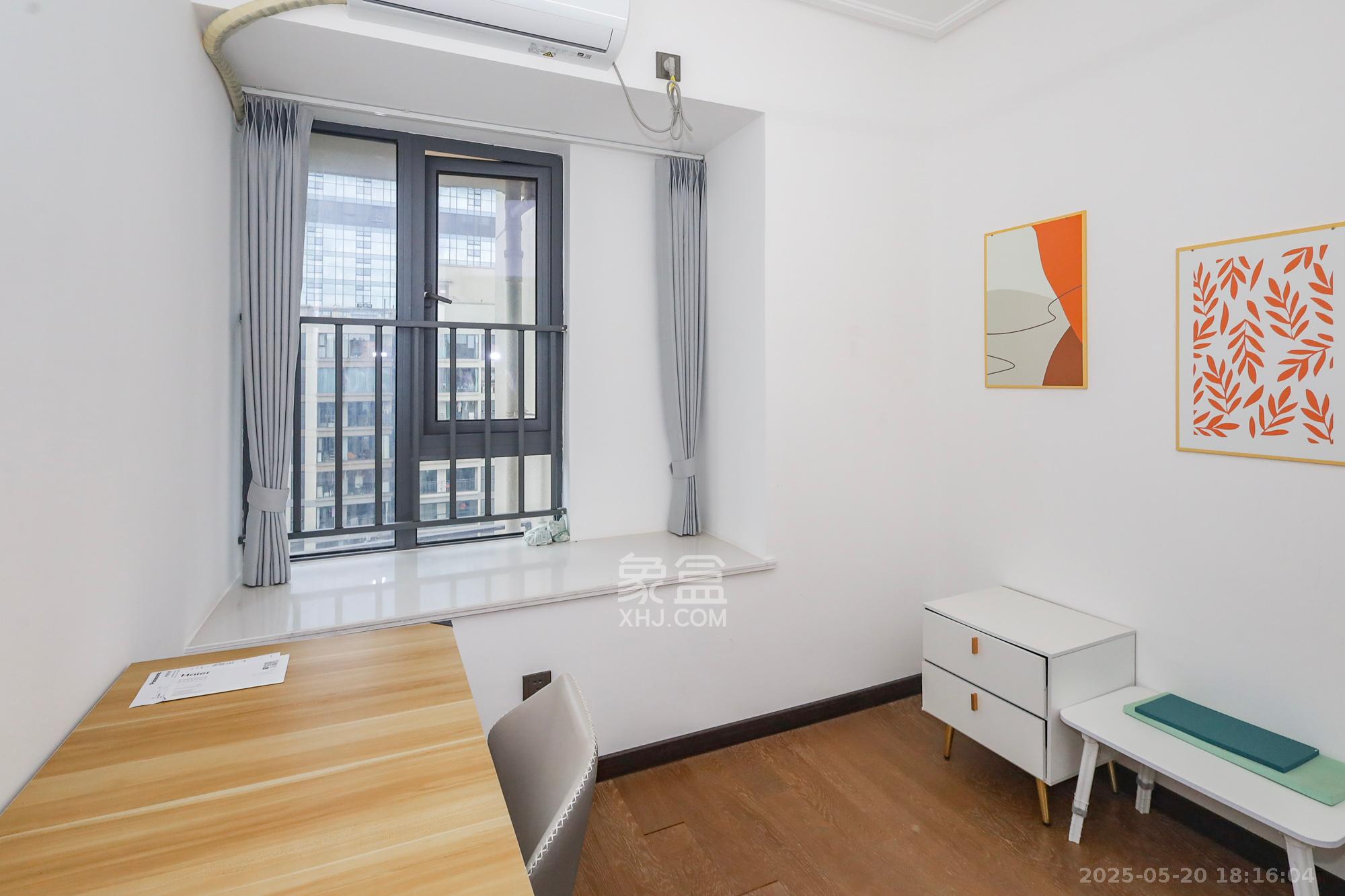 卓越中寰  4室2厅2卫    235.0万卧室