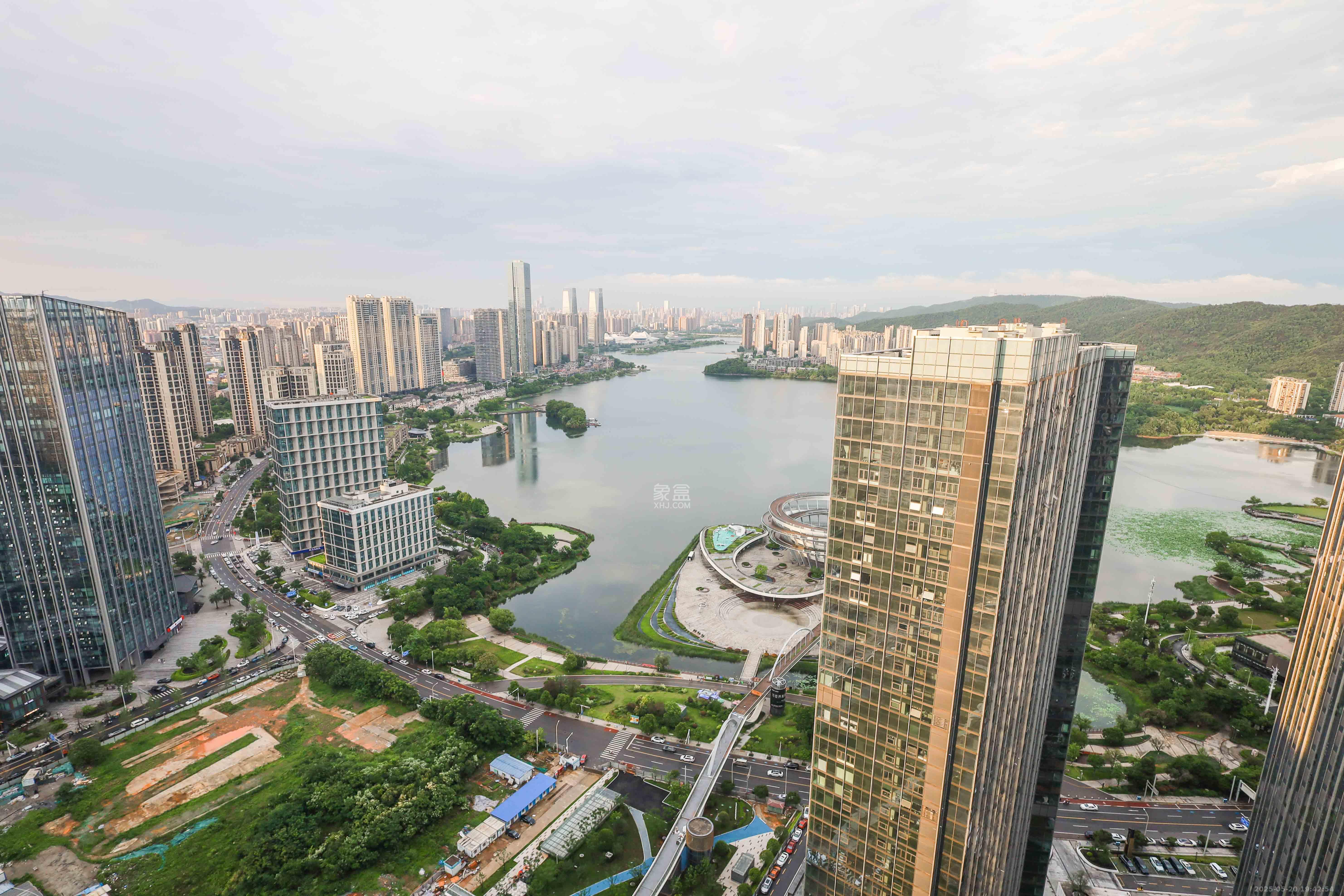 正荣梅溪紫阙台  5室2厅3卫    488.0万阳台