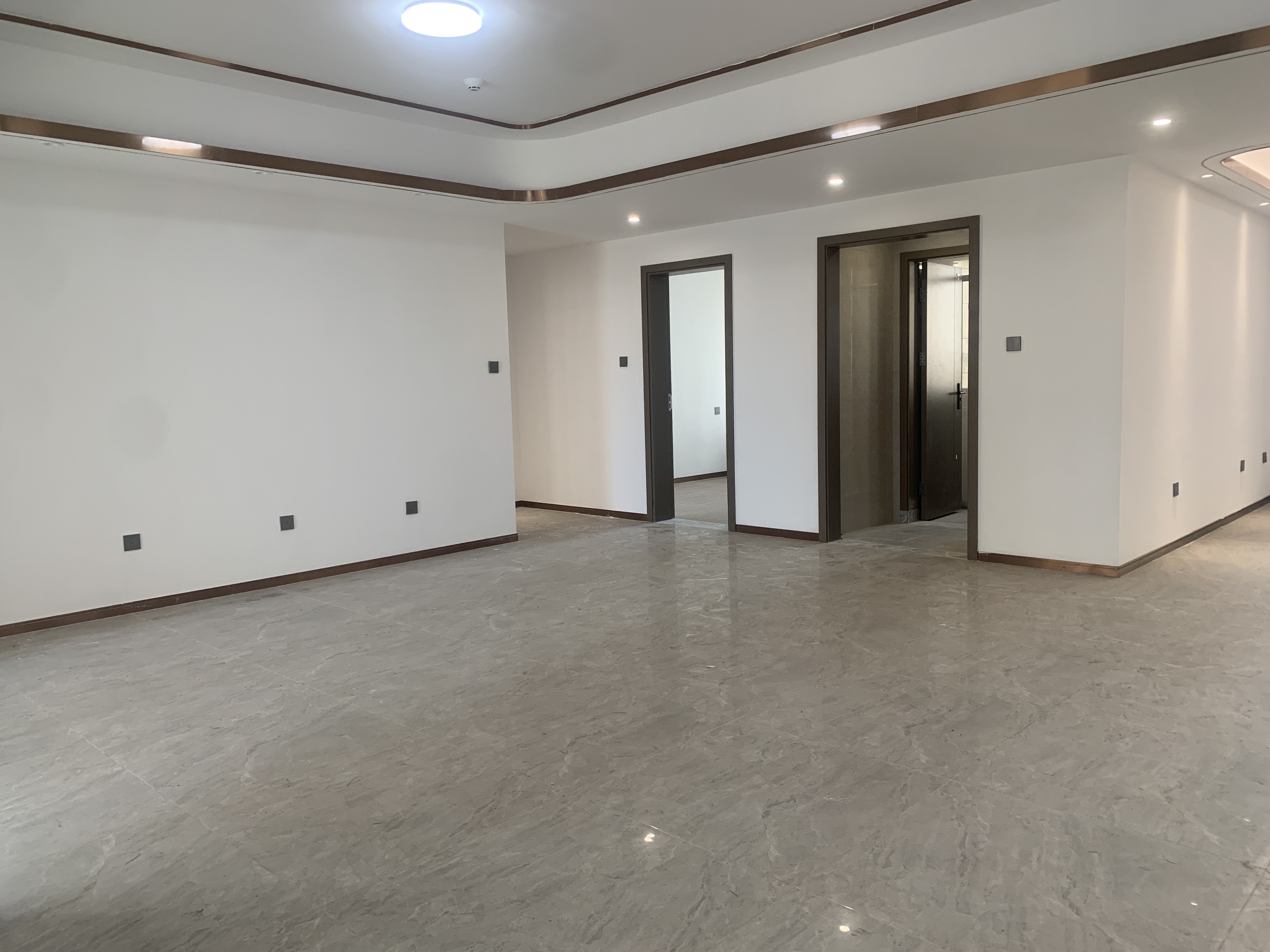 海航豪庭南苑  3室2厅2卫   8000.00元/月室内图