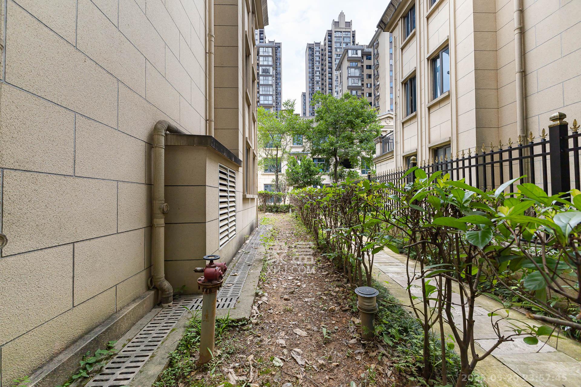 山与墅  5室2厅3卫    399.0万其他
