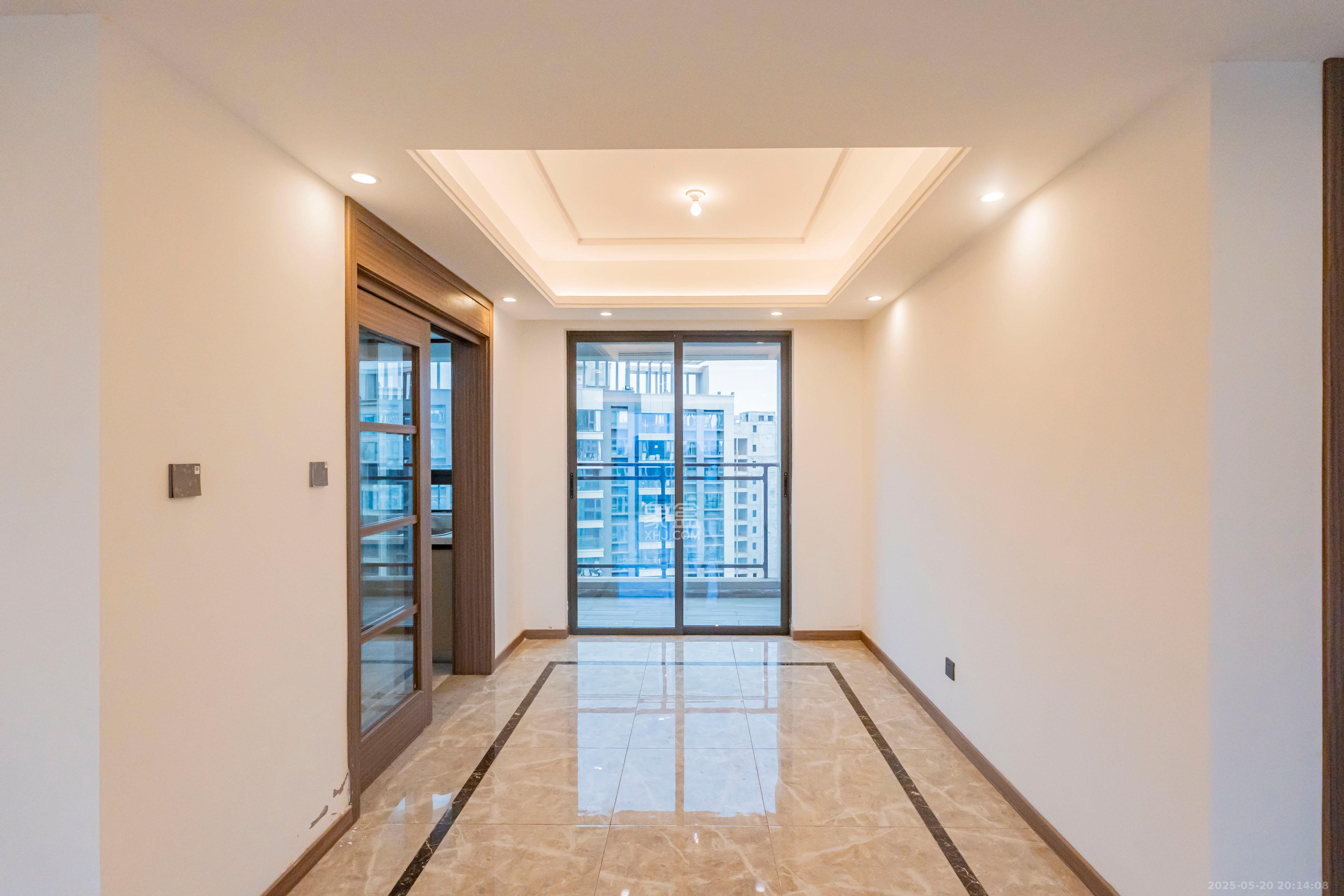 绿地V岛 4室2厅2卫 160.0万 绿地V岛 4室2厅2卫 160.0万客厅