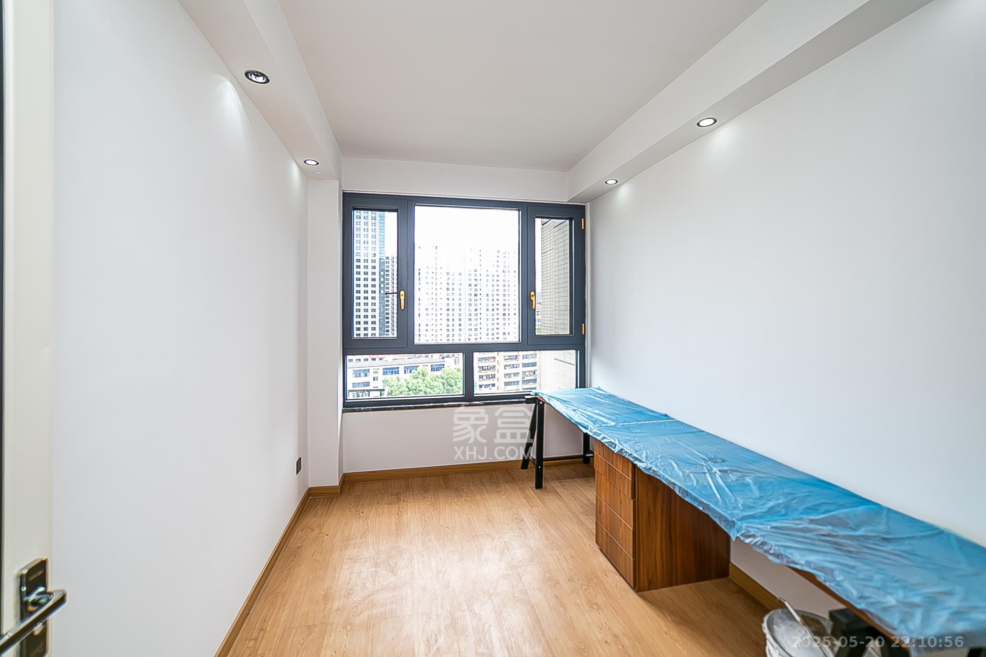 天鸿天府(天鸿中央大院) 4室2厅1卫 125.0万 天鸿天府(天鸿中央大院) 4室2厅1卫 125.0万卧室