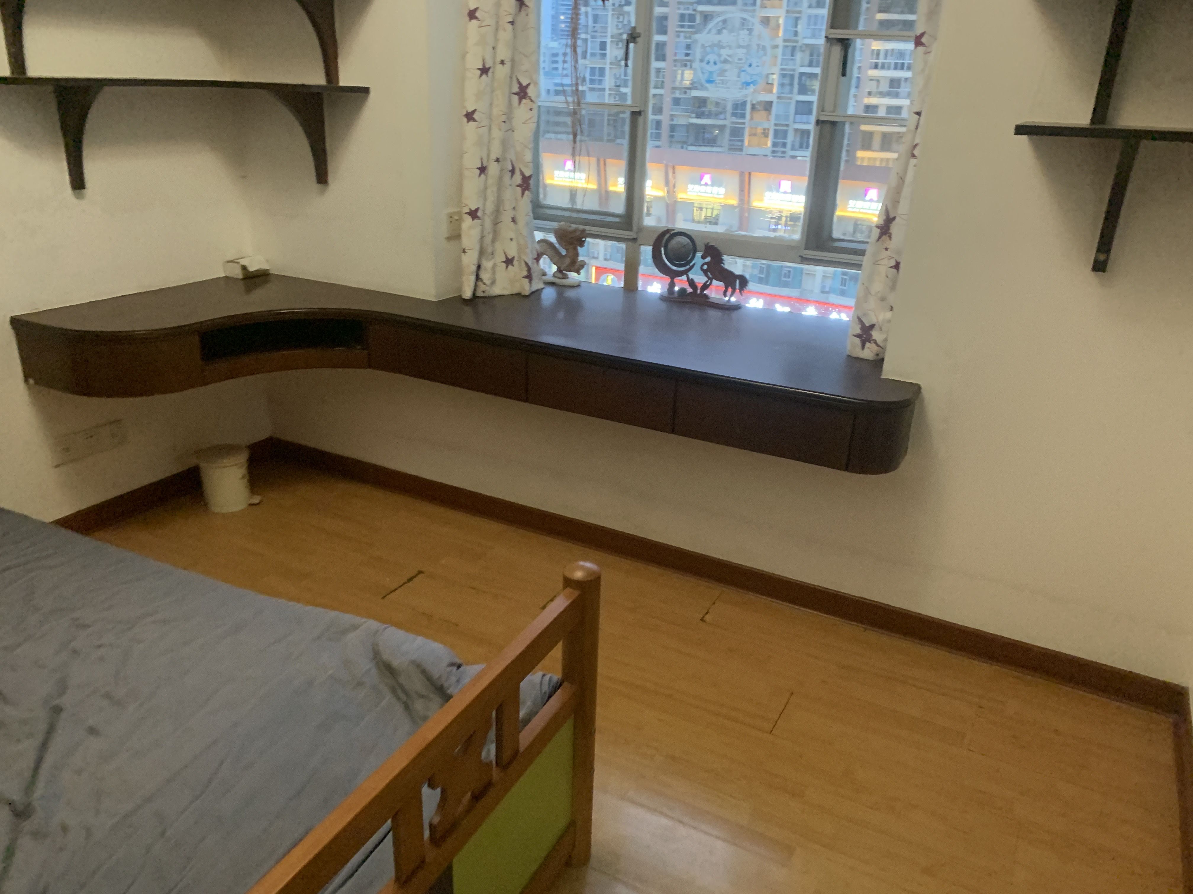 龙泉家园  3室1厅1卫   180.00万客厅