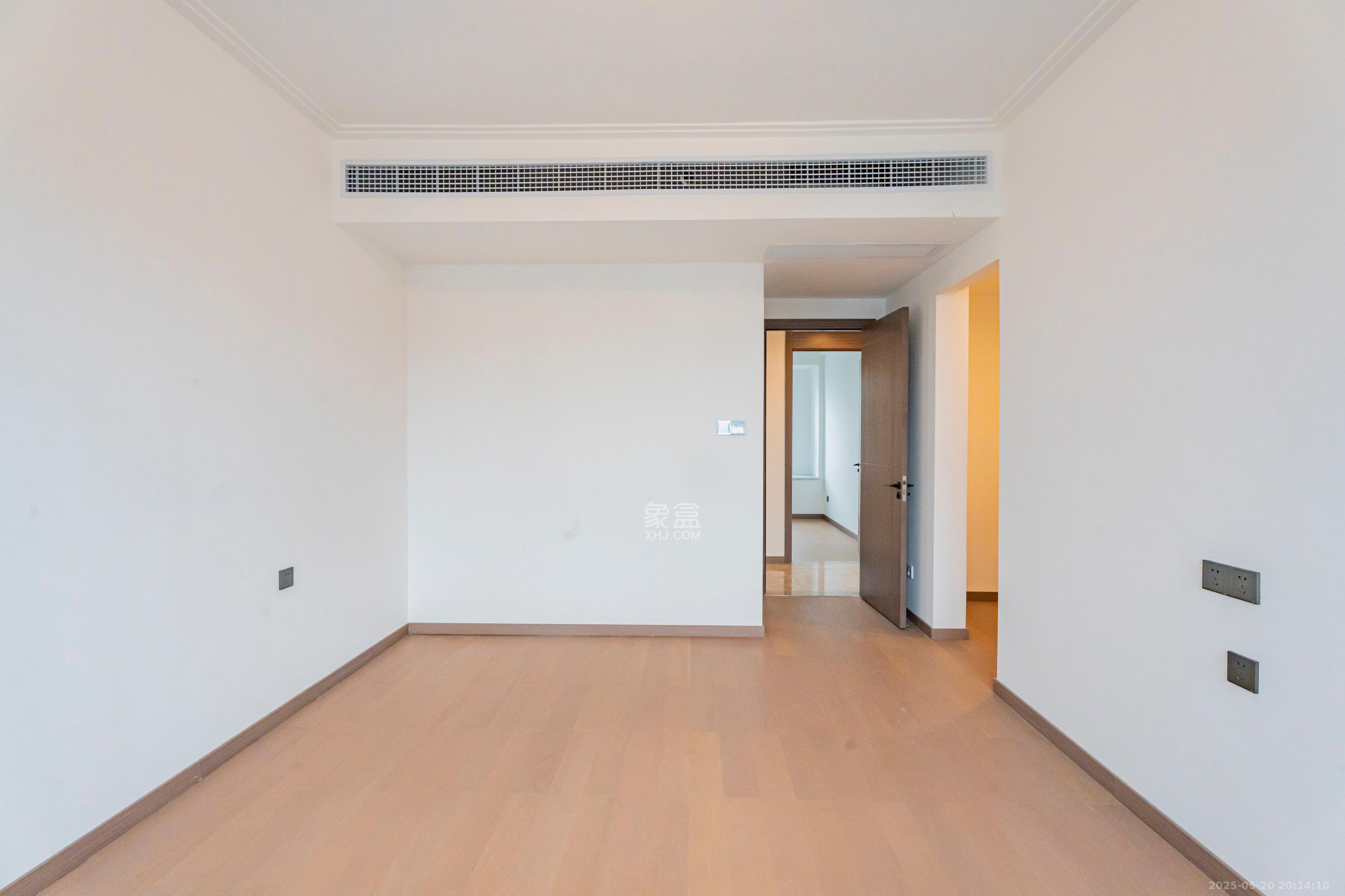 绿地V岛 4室2厅2卫 160.0万 绿地V岛 4室2厅2卫 160.0万卧室