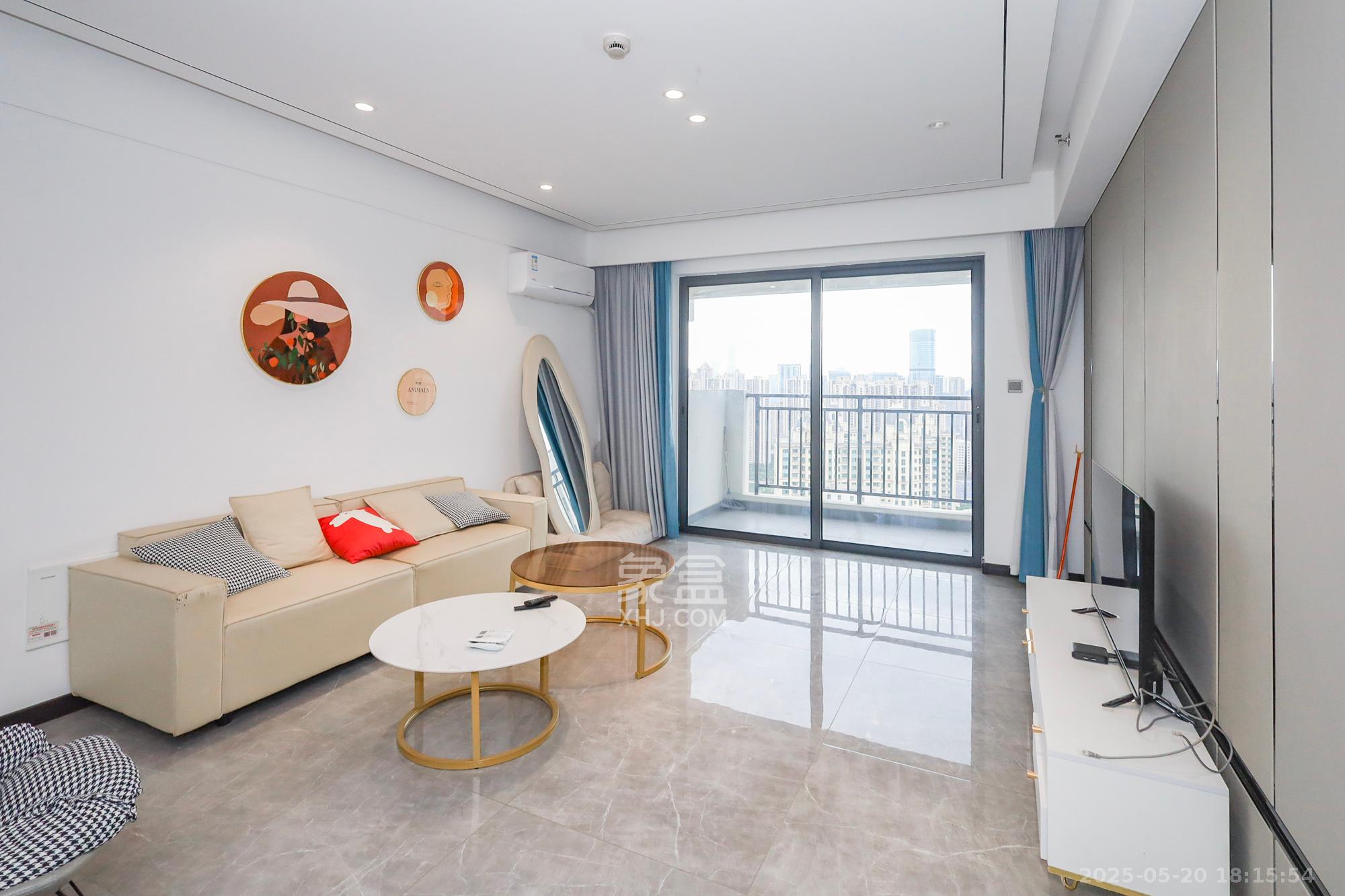 卓越中寰 4室2厅2卫 235.0万 卓越中寰 4室2厅2卫 235.0万客厅