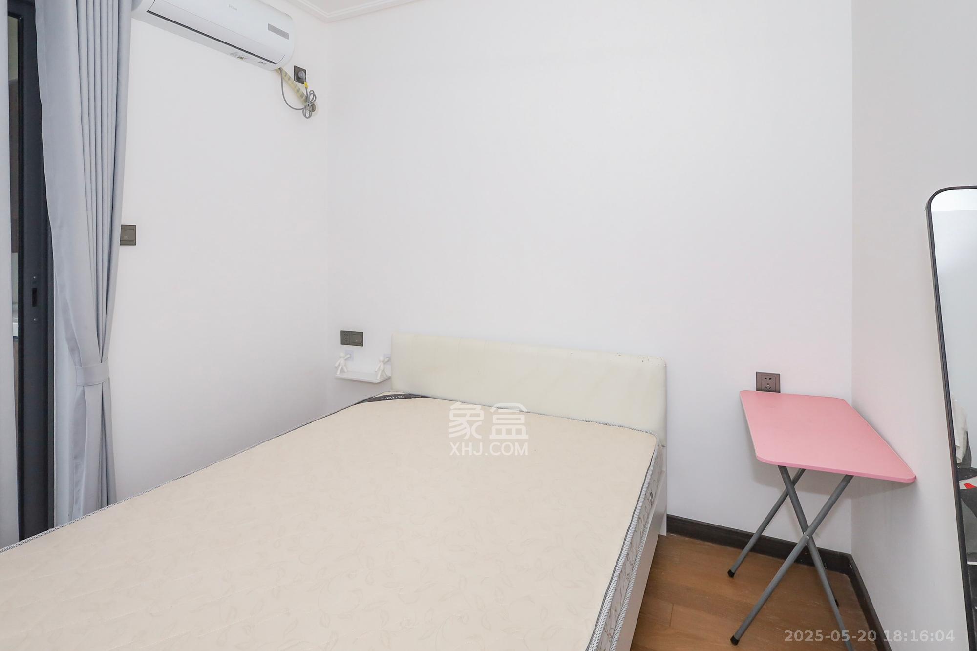 卓越中寰  4室2厅2卫    235.0万卧室