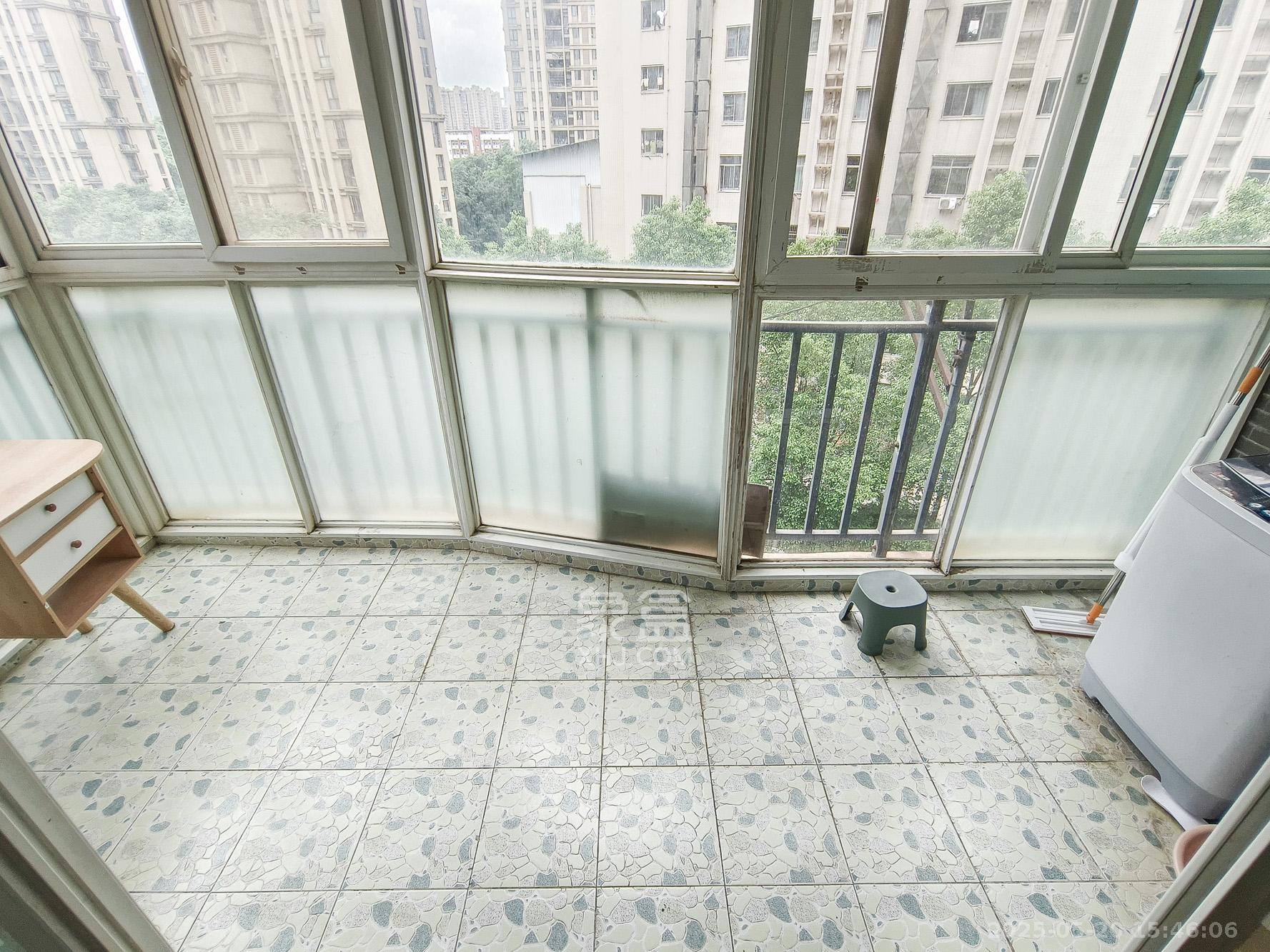 世景华庭  1室2厅1卫   52.00万阳台