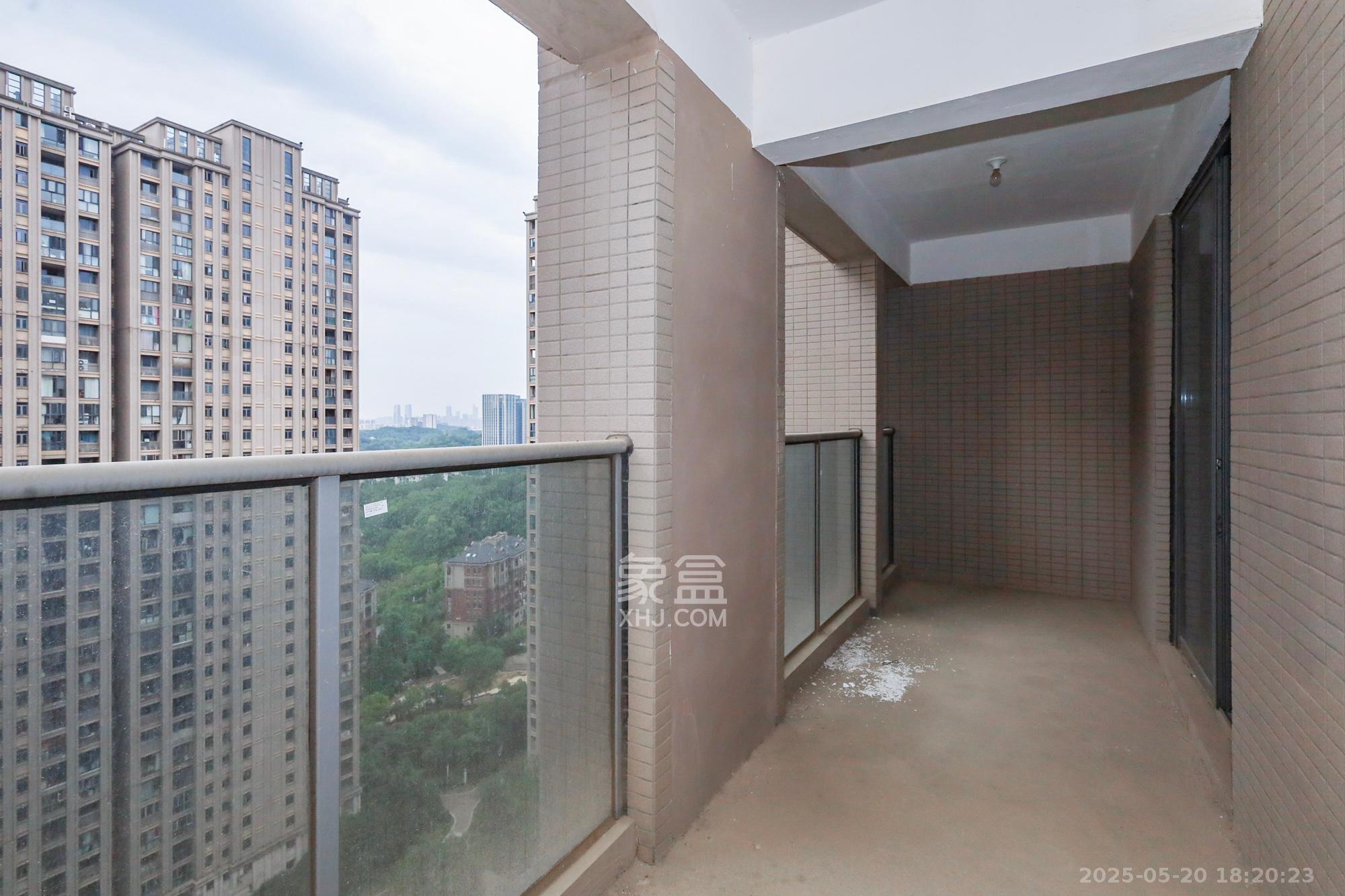 八方小区B区  4室2厅2卫   592.00万阳台