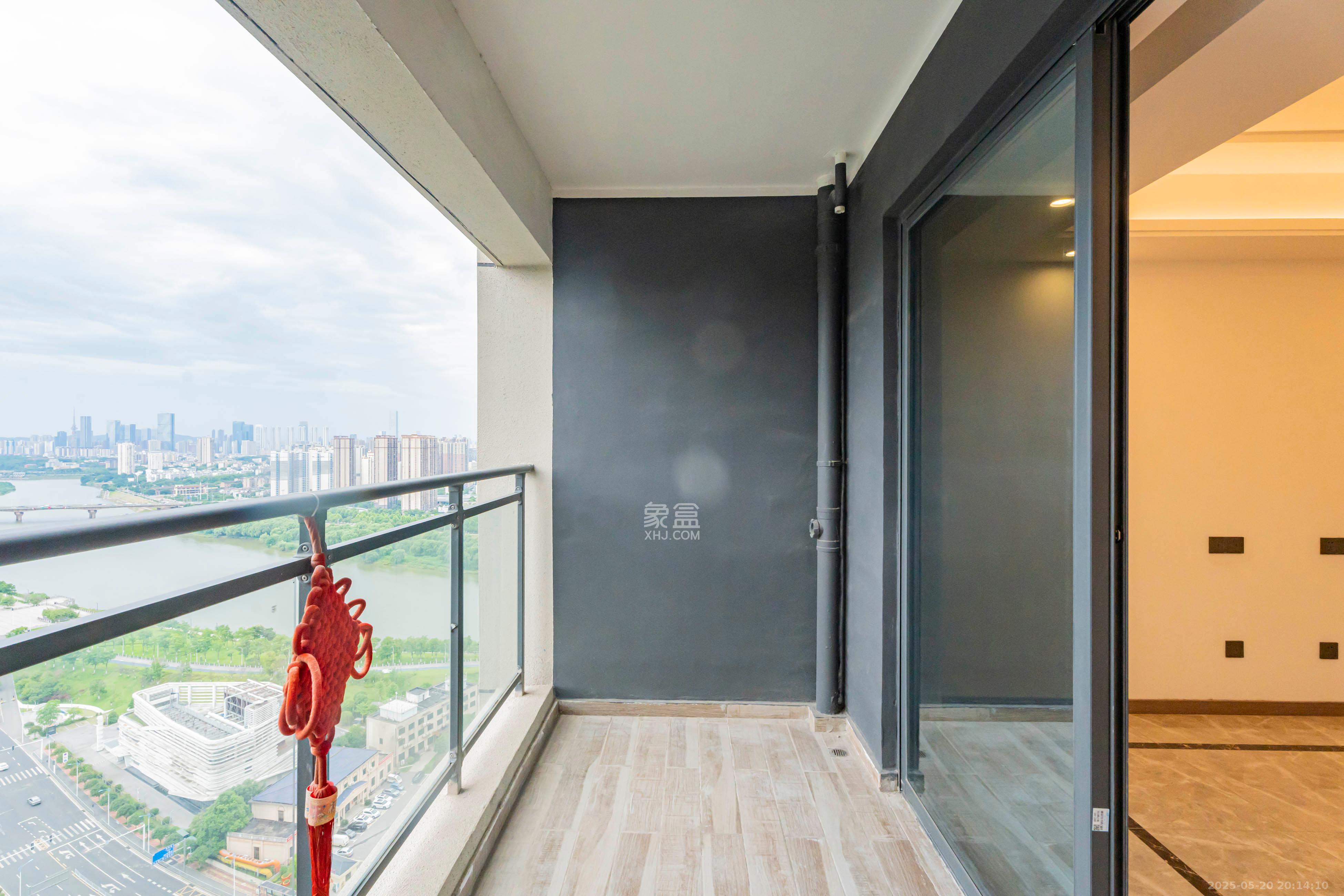 绿地V岛 4室2厅2卫 160.0万 绿地V岛 4室2厅2卫 160.0万阳台