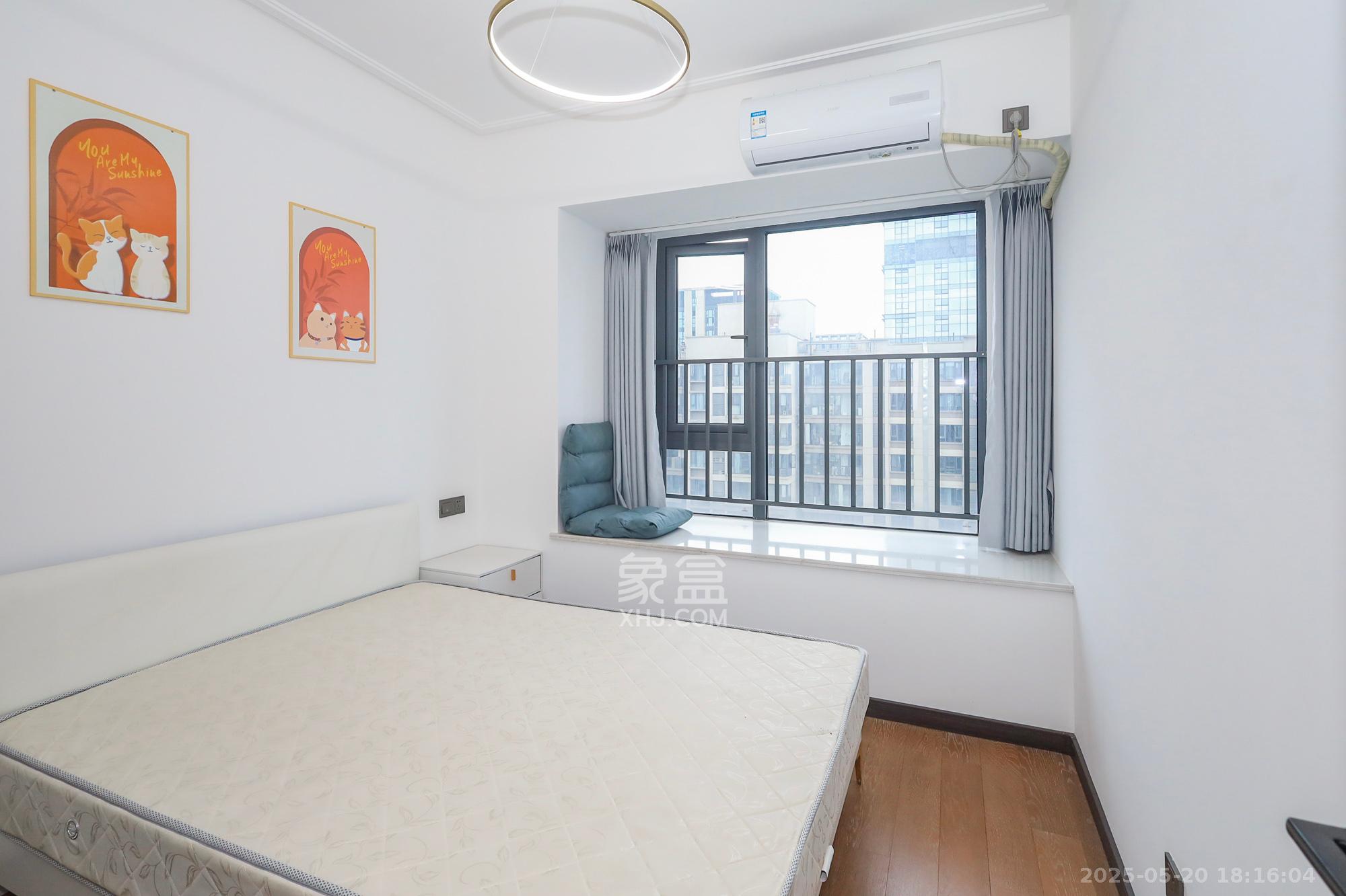 卓越中寰  4室2厅2卫    235.0万卧室