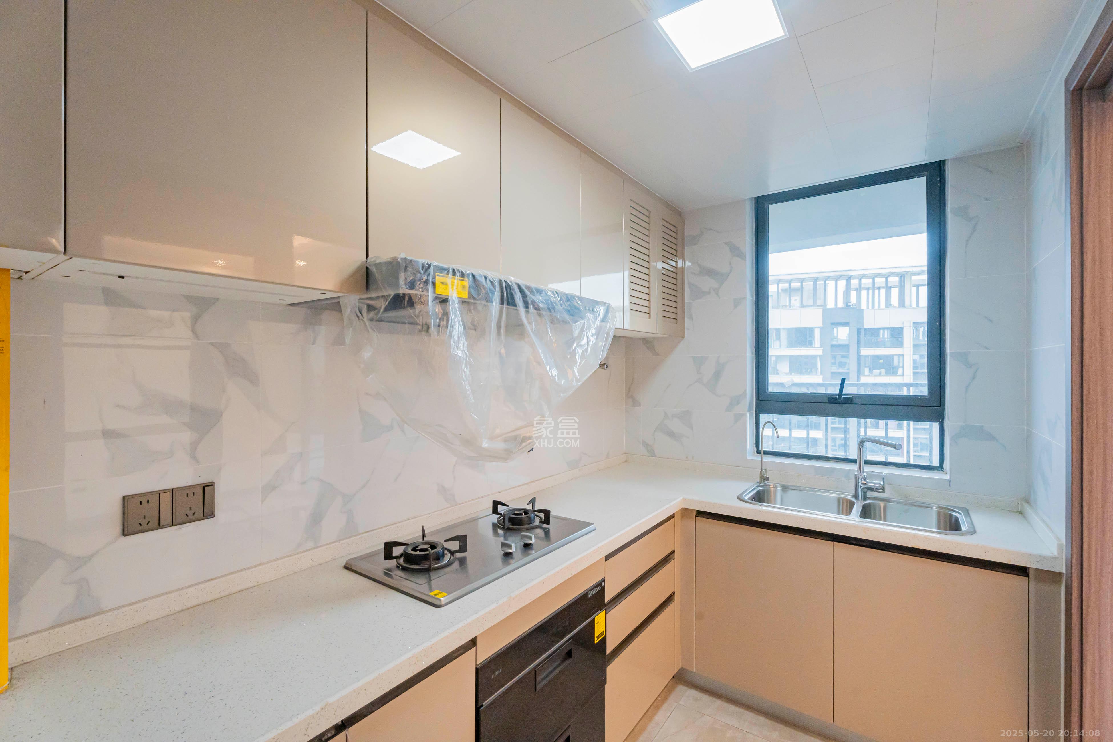 绿地V岛 4室2厅2卫 160.0万 绿地V岛 4室2厅2卫 160.0万厨房