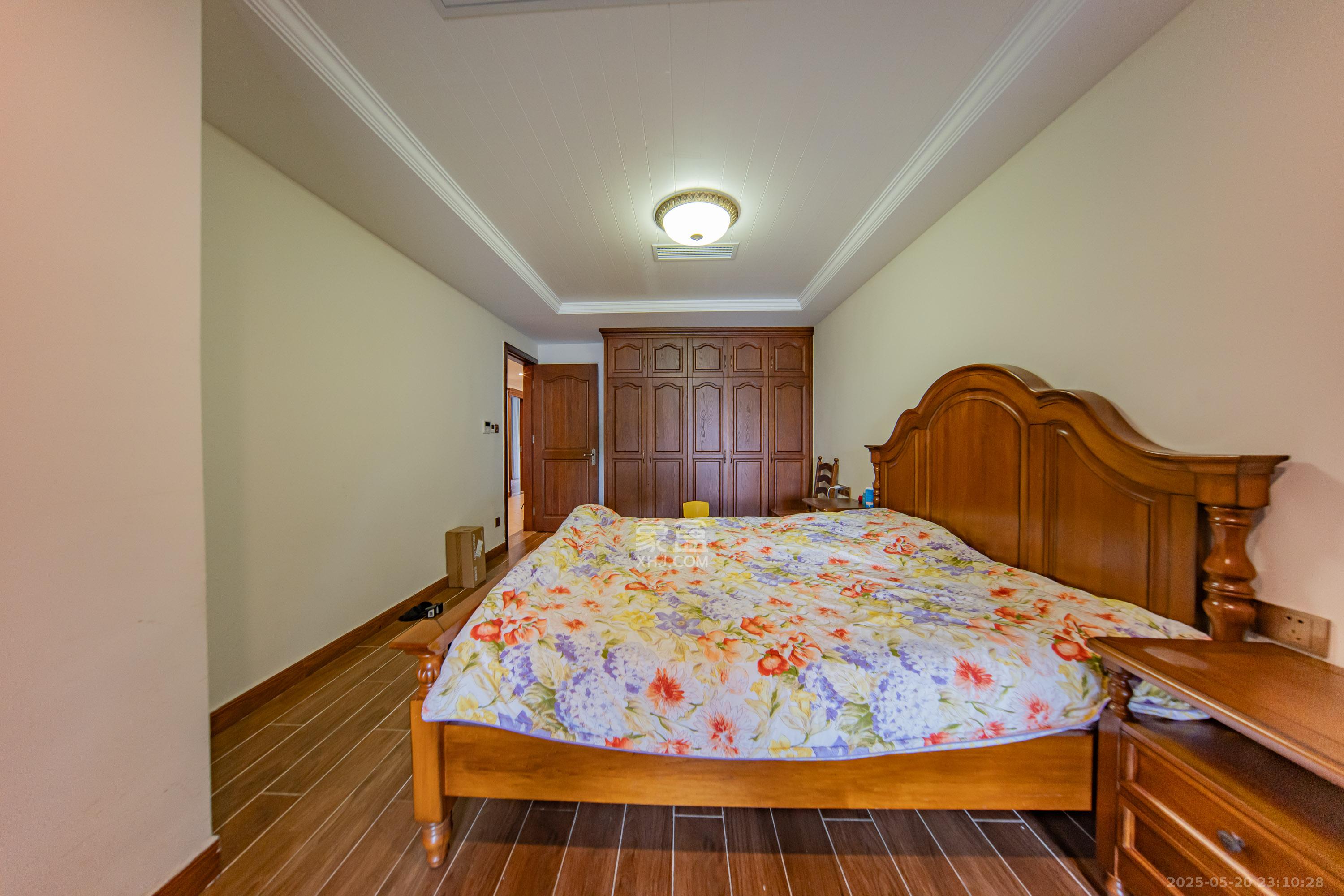 香格里麓山别墅 4室2厅4卫 529.0万 香格里麓山别墅 4室2厅4卫 529.0万卧室