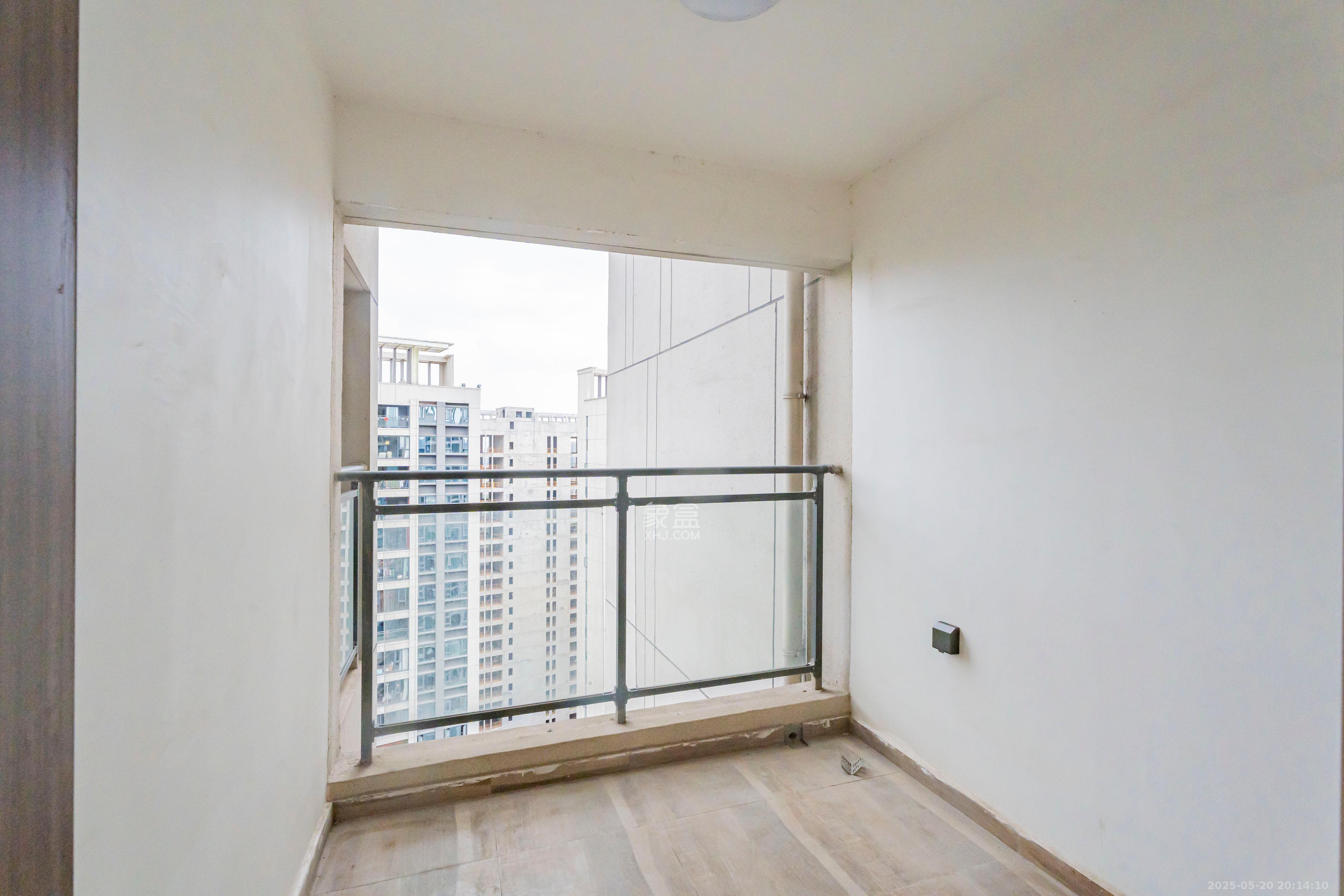 绿地V岛 4室2厅2卫 160.0万 绿地V岛 4室2厅2卫 160.0万卧室