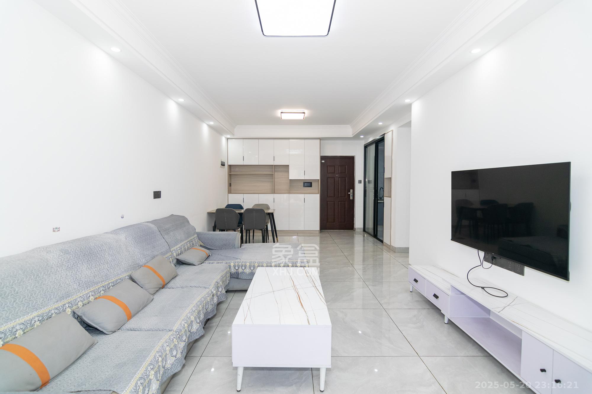 澳海澜庭 3室2厅1卫 69.5万 澳海澜庭 3室2厅1卫 69.5万客厅