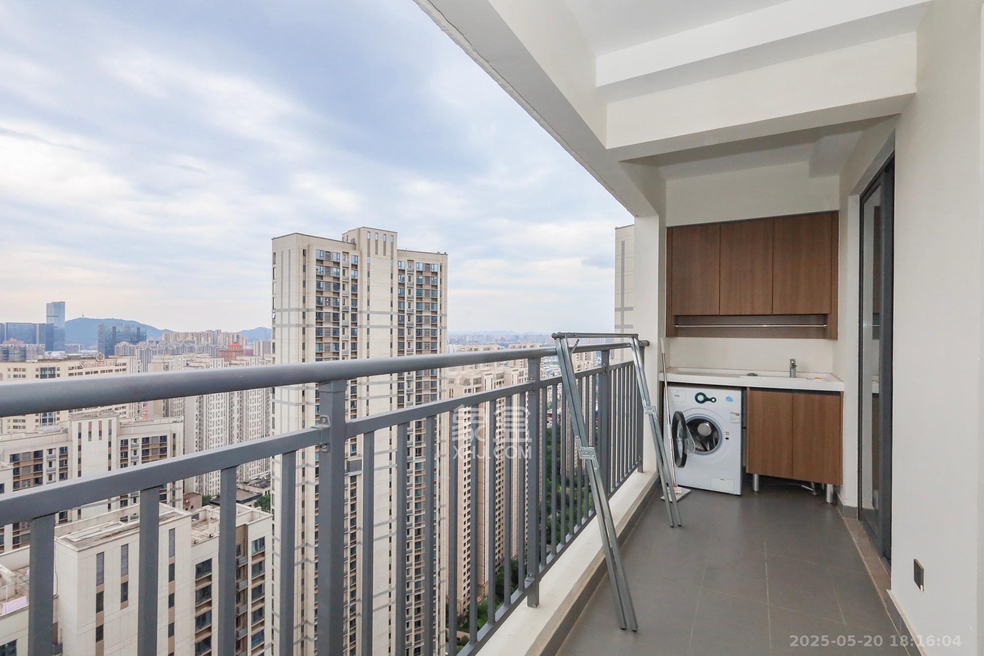 卓越中寰  4室2厅2卫    235.0万阳台