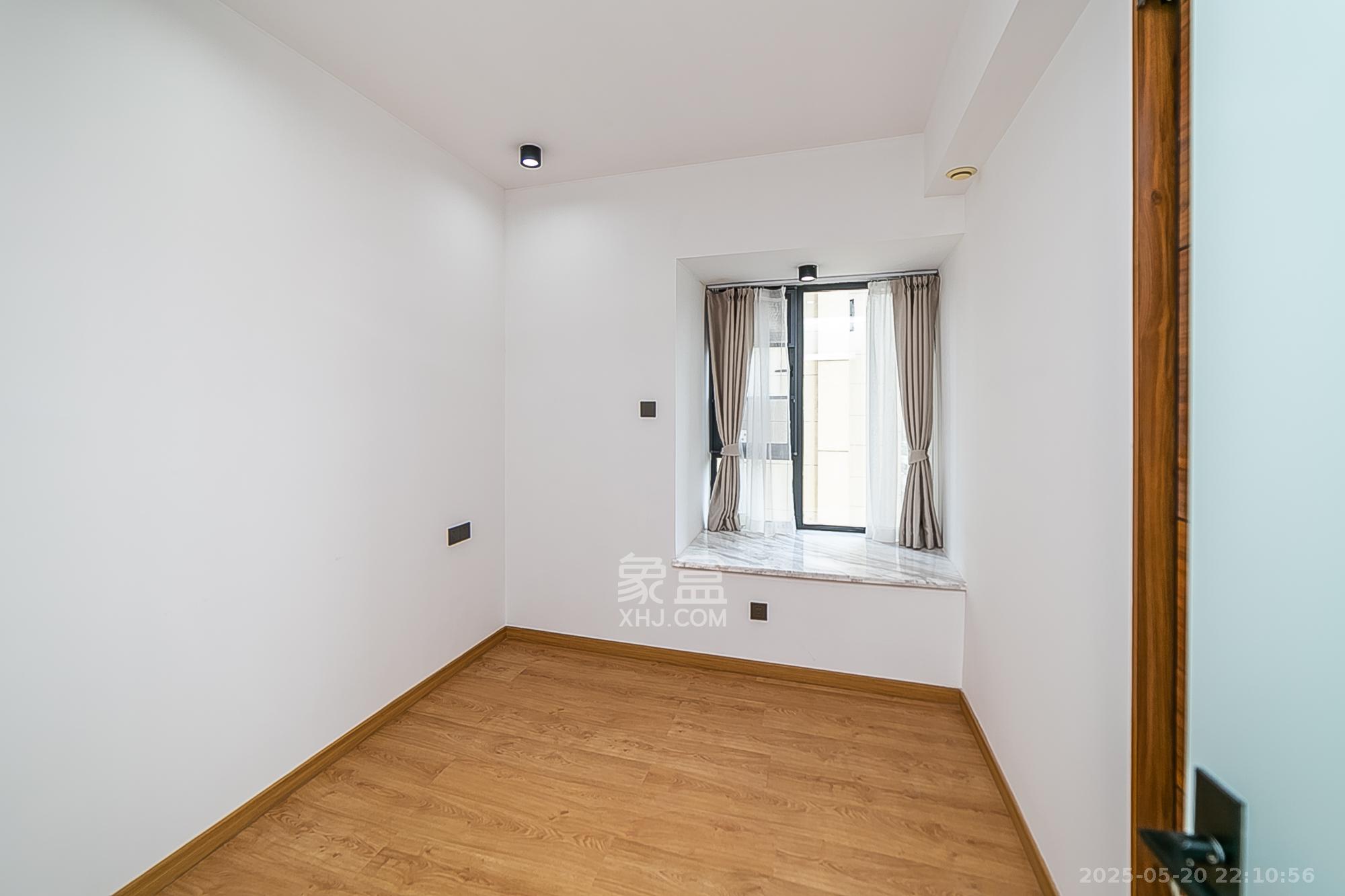 天鸿天府(天鸿中央大院) 4室2厅1卫 125.0万 天鸿天府(天鸿中央大院) 4室2厅1卫 125.0万卧室