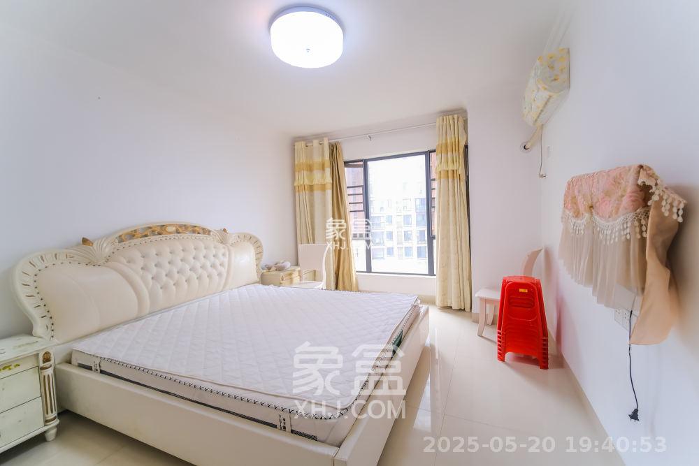 三一街区  3室2厅2卫   2000.00元/月室内图