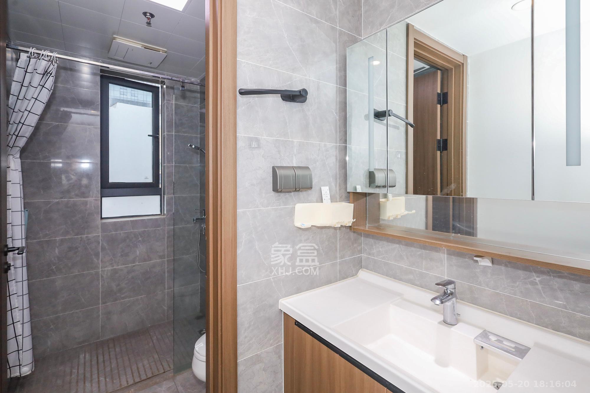 卓越中寰  4室2厅2卫    235.0万卫生间