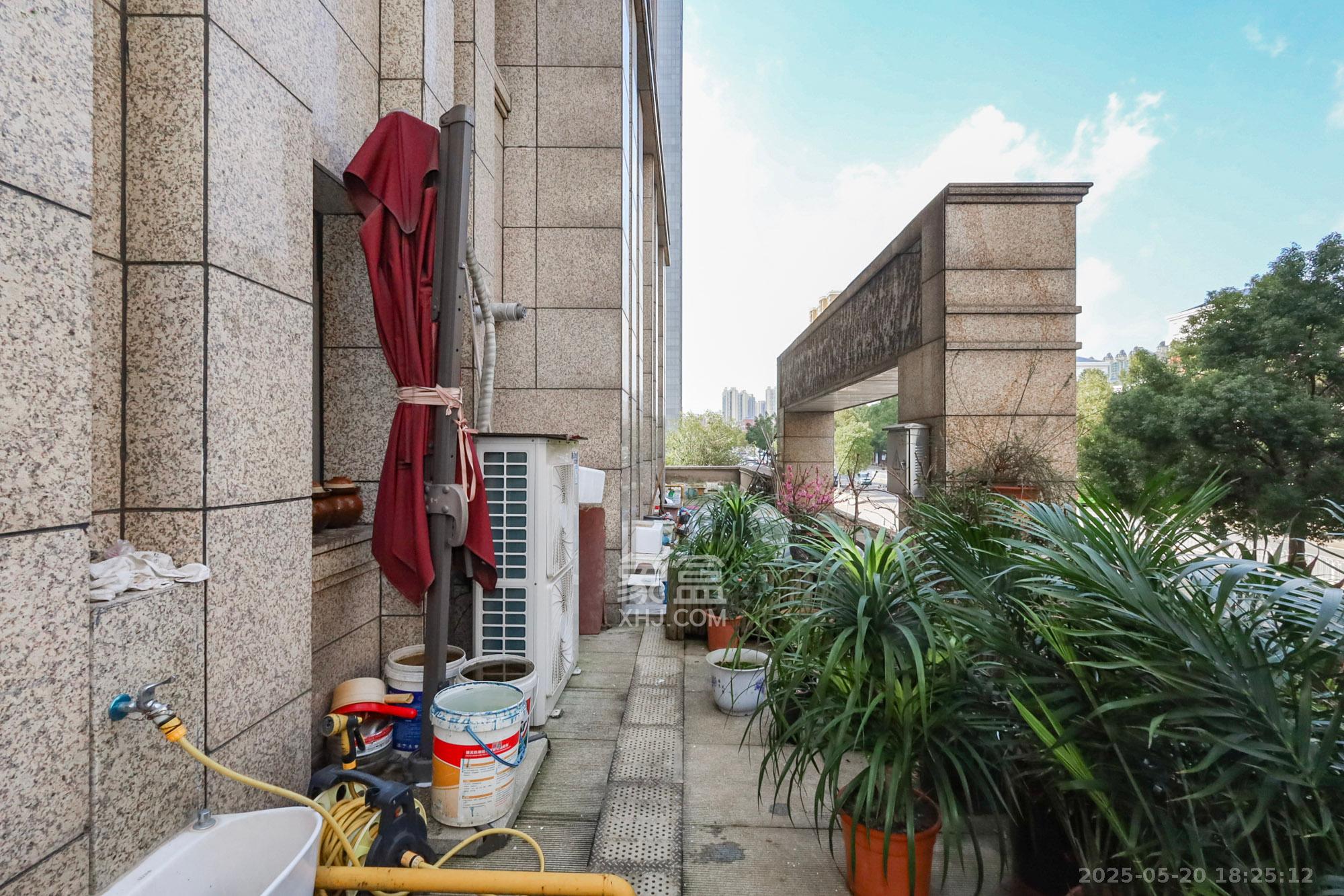 八方小区B区  3室2厅2卫    420.0万 八方小区B区  3室2厅2卫    420.0万阳台