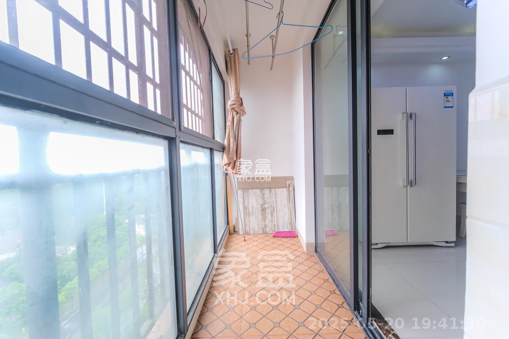 三一街区  3室2厅2卫   2000.00元/月室内图
