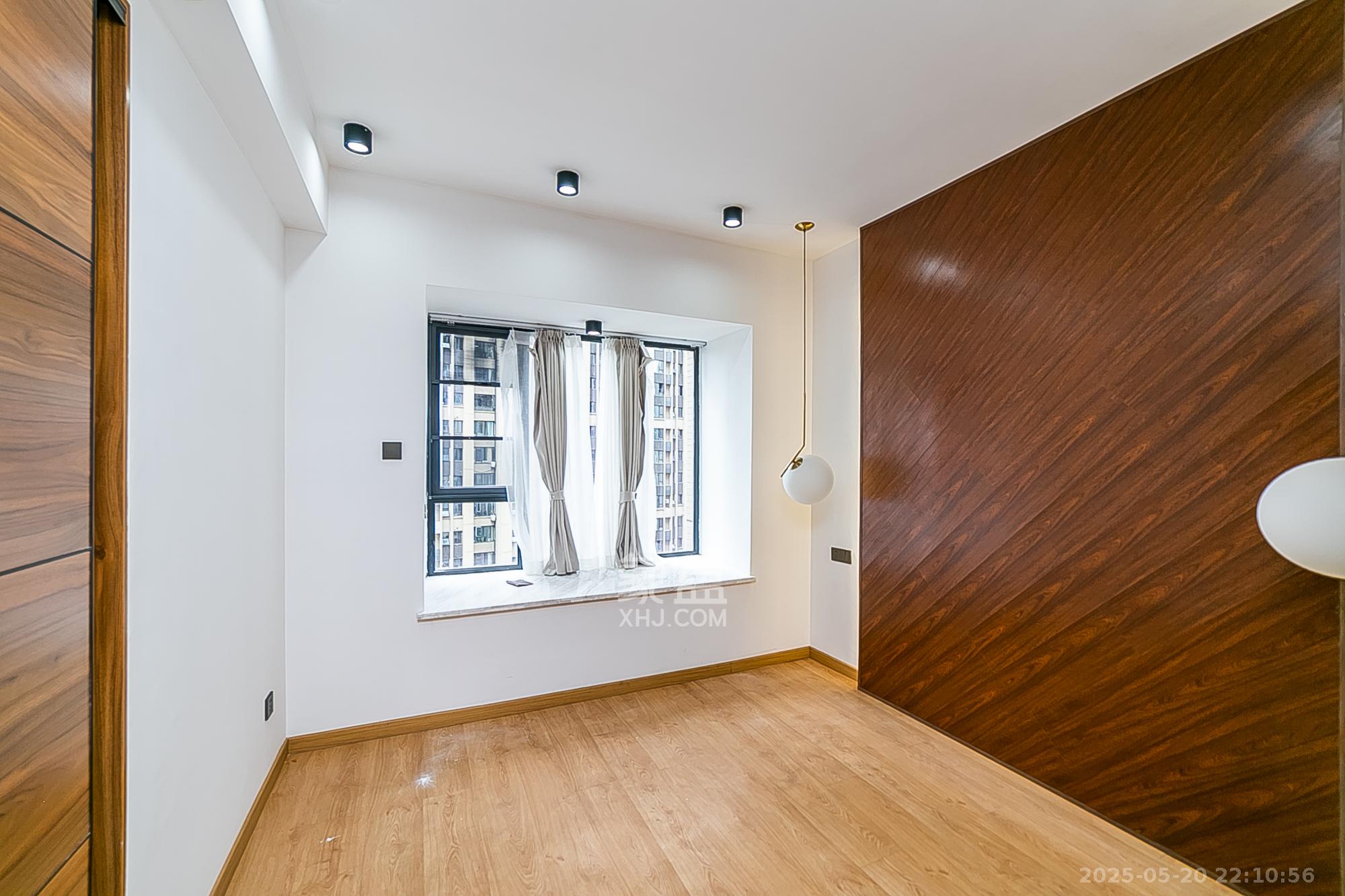 天鸿天府(天鸿中央大院) 4室2厅1卫 125.0万 天鸿天府(天鸿中央大院) 4室2厅1卫 125.0万卧室