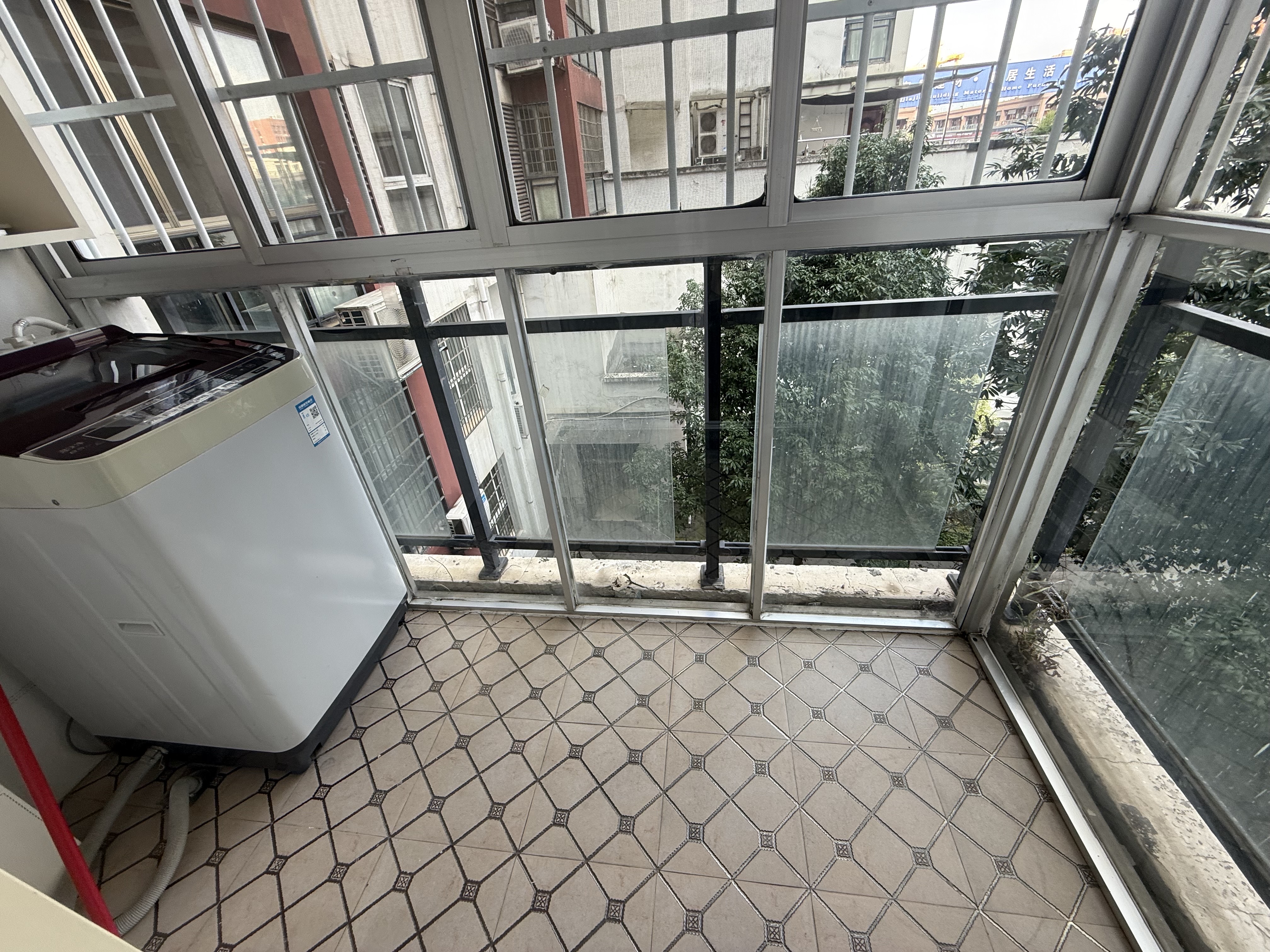 东城首座  2室2厅1卫   43.00万客厅
