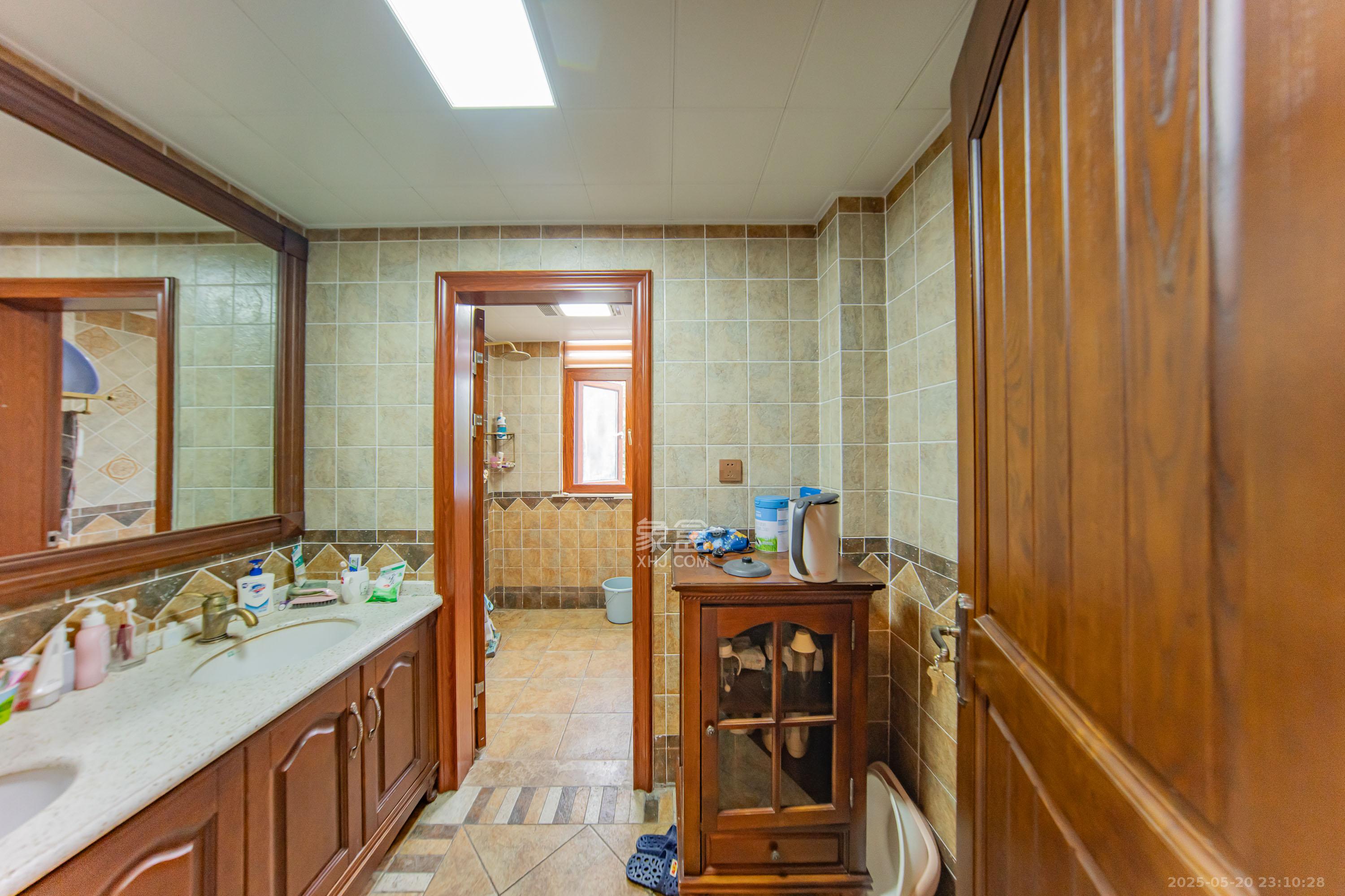 香格里麓山别墅 4室2厅4卫 529.0万 香格里麓山别墅 4室2厅4卫 529.0万卫生间