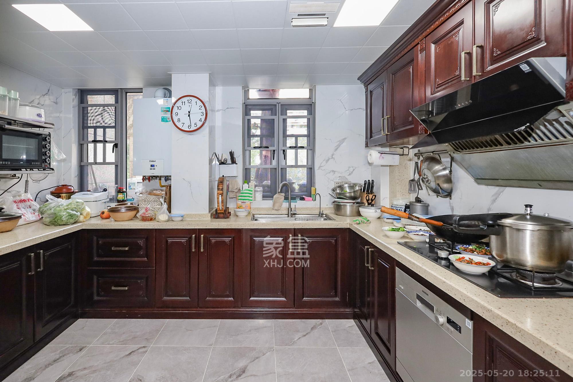 八方小区B区  3室2厅2卫    420.0万 八方小区B区  3室2厅2卫    420.0万厨房