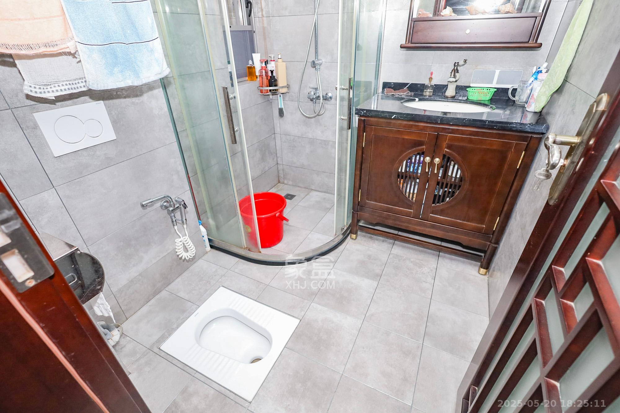 八方小区B区  3室2厅2卫    420.0万 八方小区B区  3室2厅2卫    420.0万卫生间