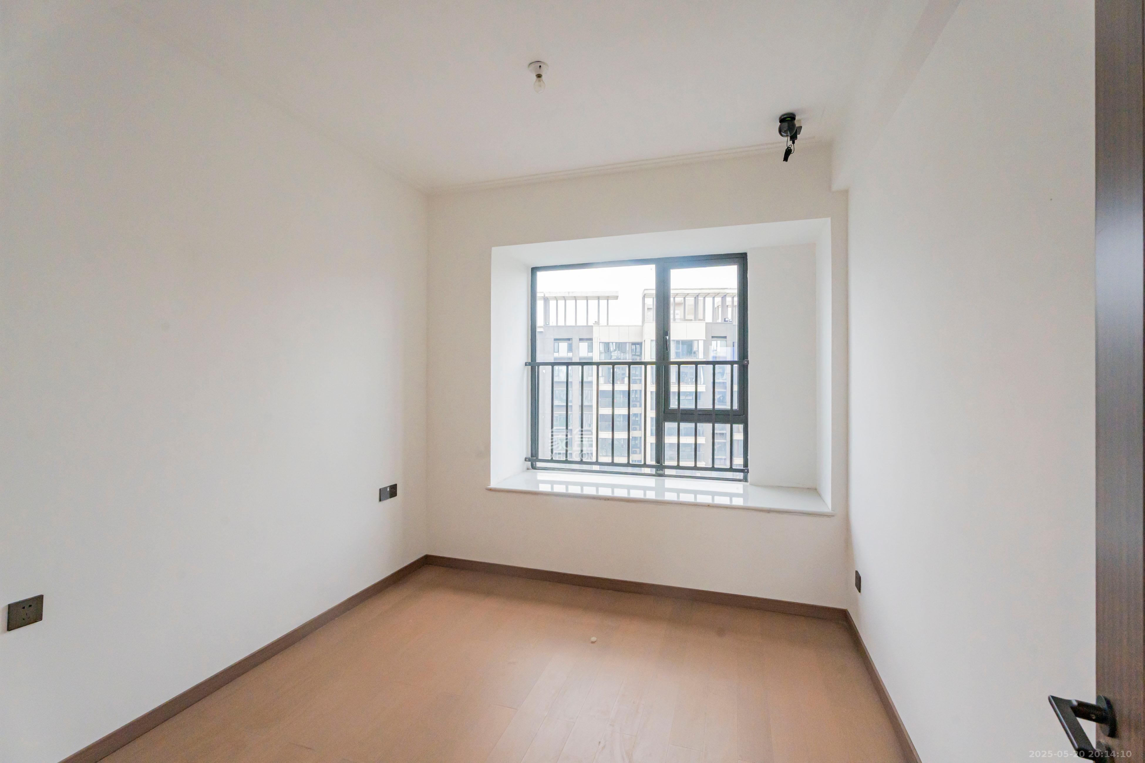 绿地V岛 4室2厅2卫 160.0万 绿地V岛 4室2厅2卫 160.0万卧室