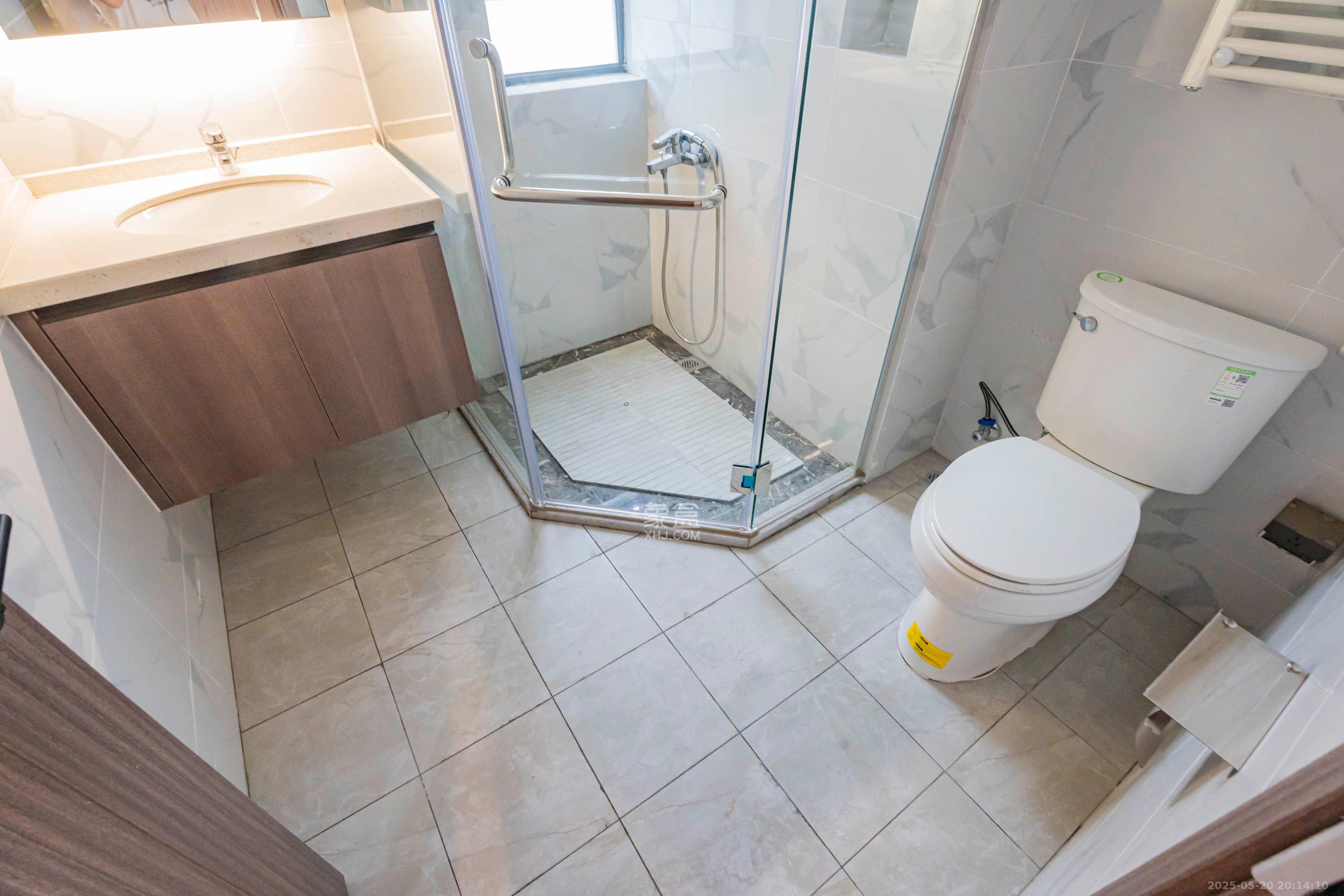 绿地V岛 4室2厅2卫 160.0万 绿地V岛 4室2厅2卫 160.0万卫生间