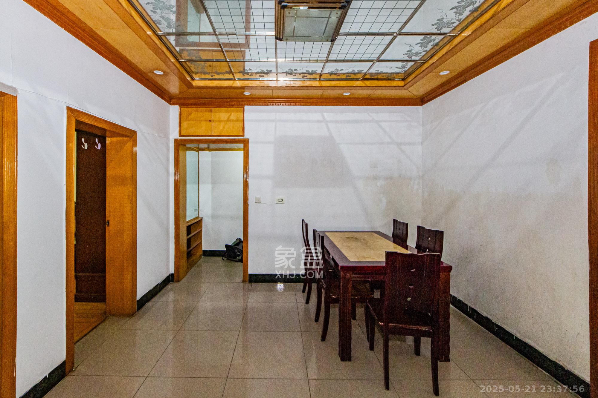 江南苑 3室2厅2卫 79.8万 江南苑 3室2厅2卫 79.8万客厅