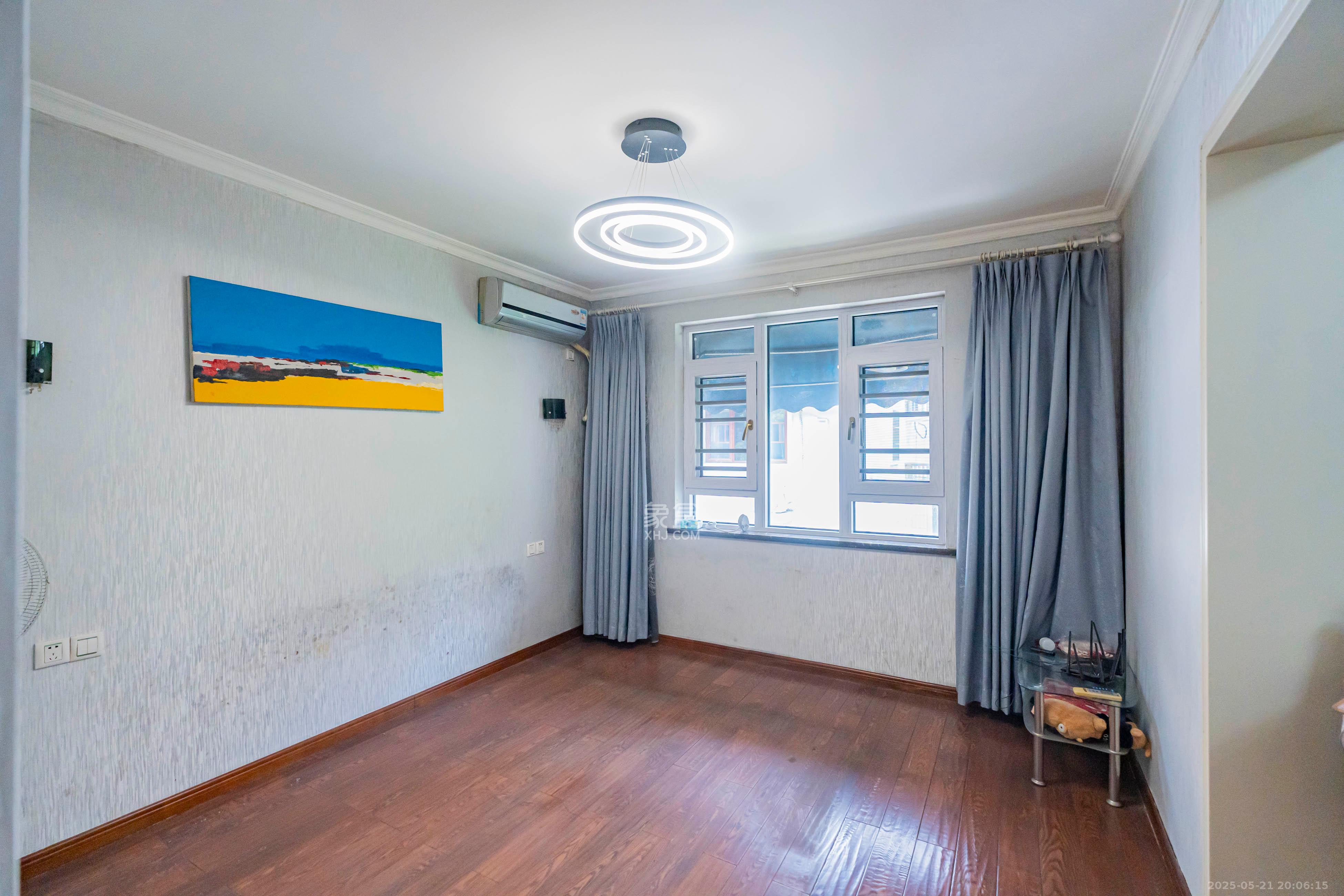 御景龙城  6室3厅4卫    238.0万 御景龙城  6室3厅4卫    238.0万卧室