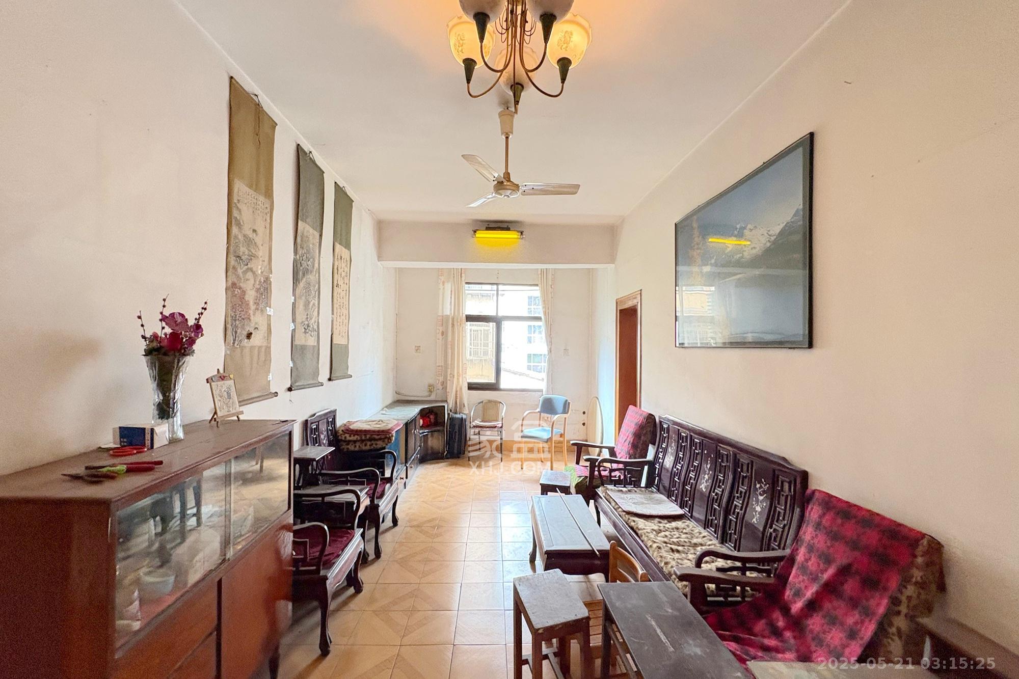 73分局(电信宿舍) 4室2厅1卫 95.0万 73分局(电信宿舍) 4室2厅1卫 95.0万客厅