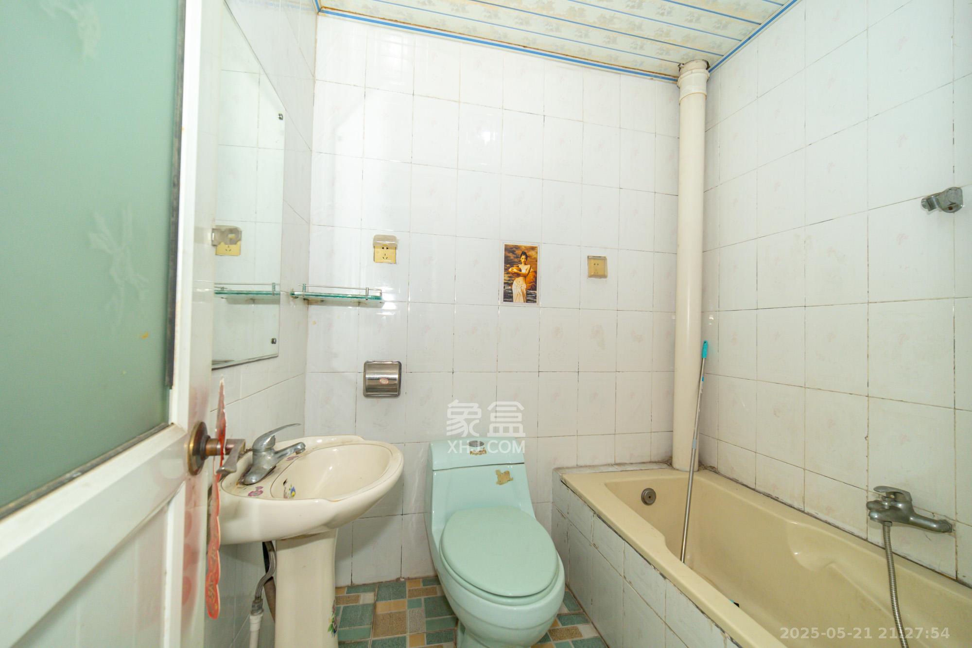 星兴佳园  3室2厅2卫    49.8万 星兴佳园  3室2厅2卫    49.8万卫生间