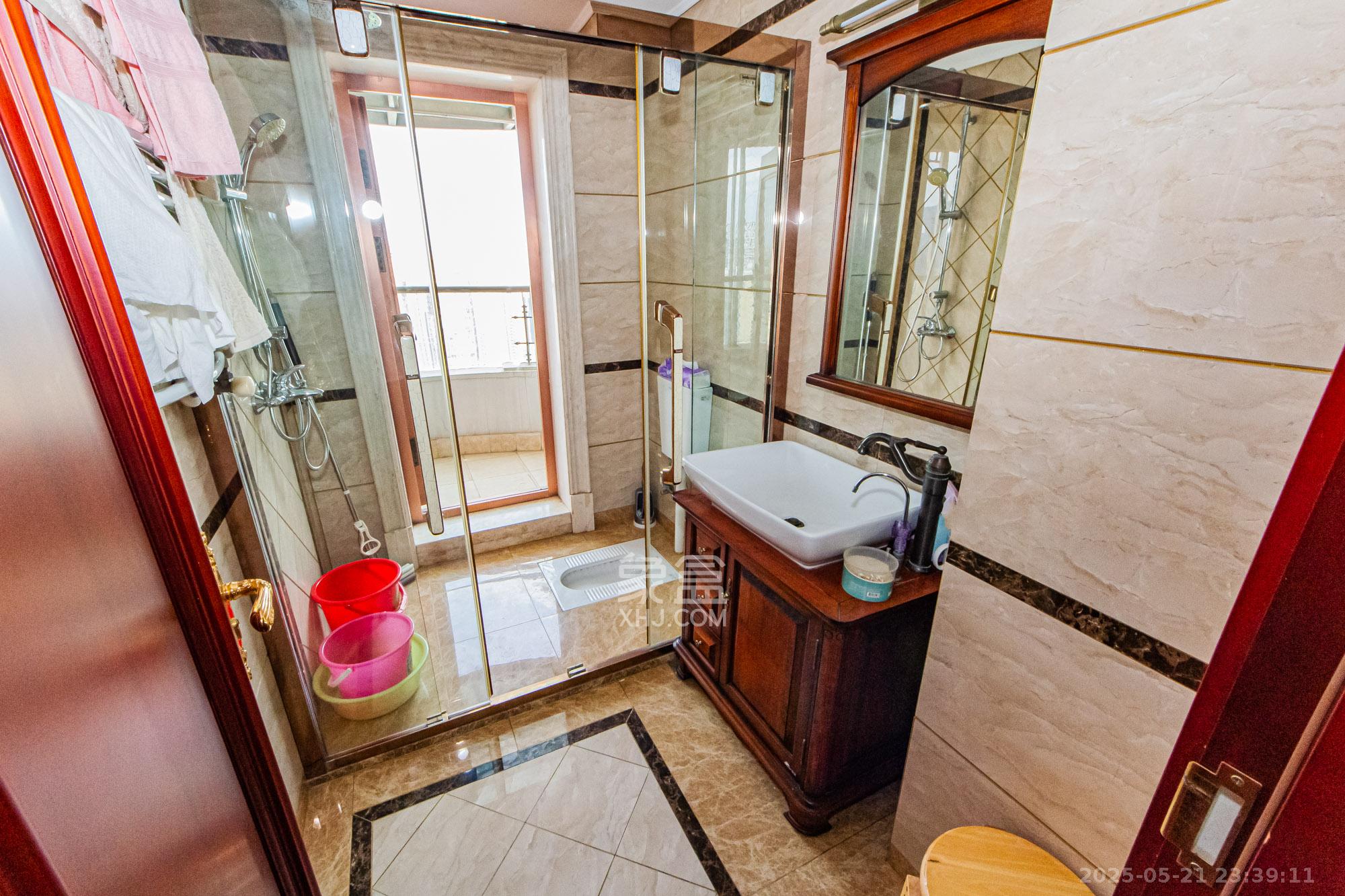 北辰三角洲D3区  5室3厅4卫   1500.00万卫生间