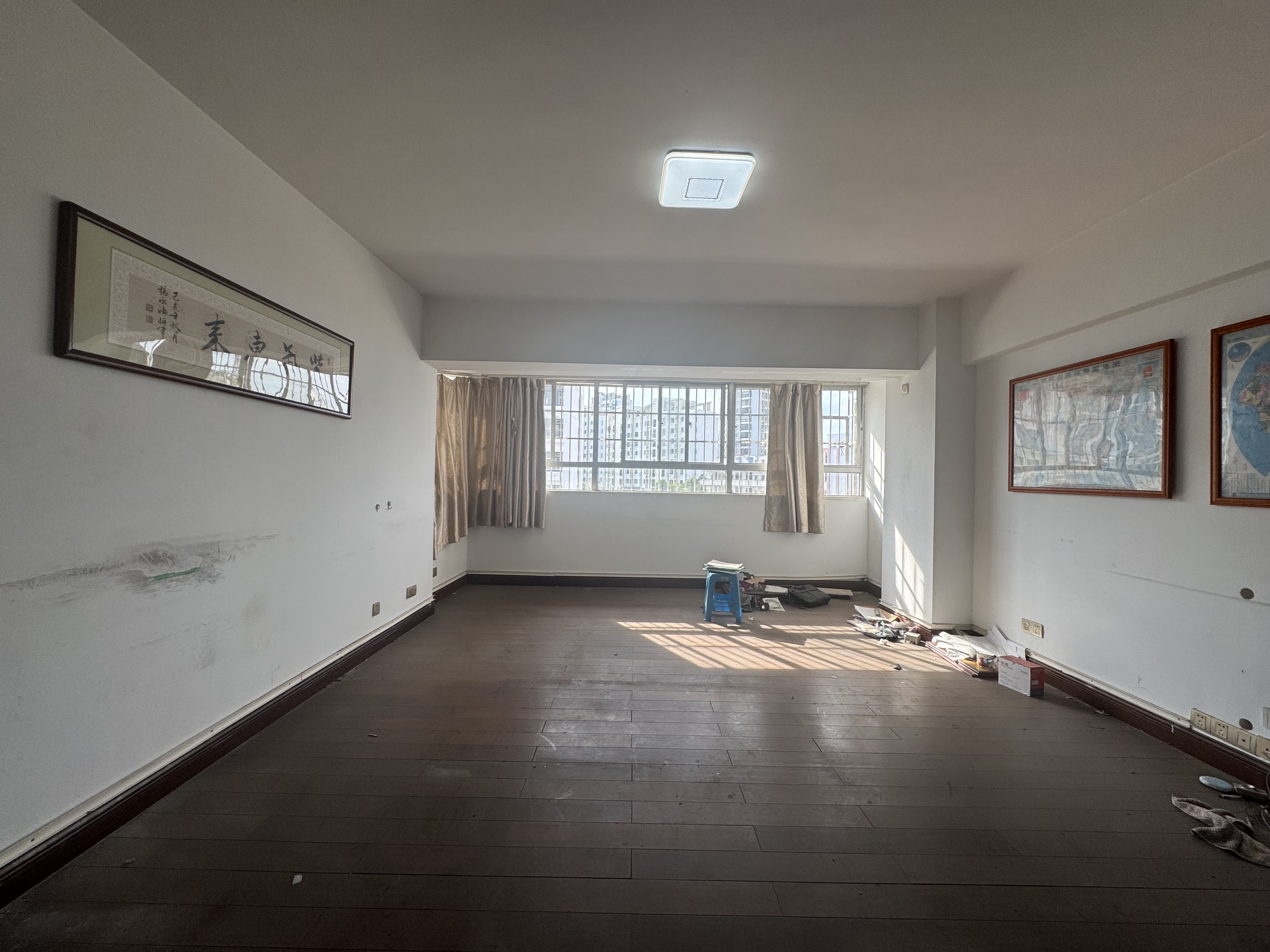现代花园交易中心宿舍  3室2厅2卫   3100.00元/月室内图