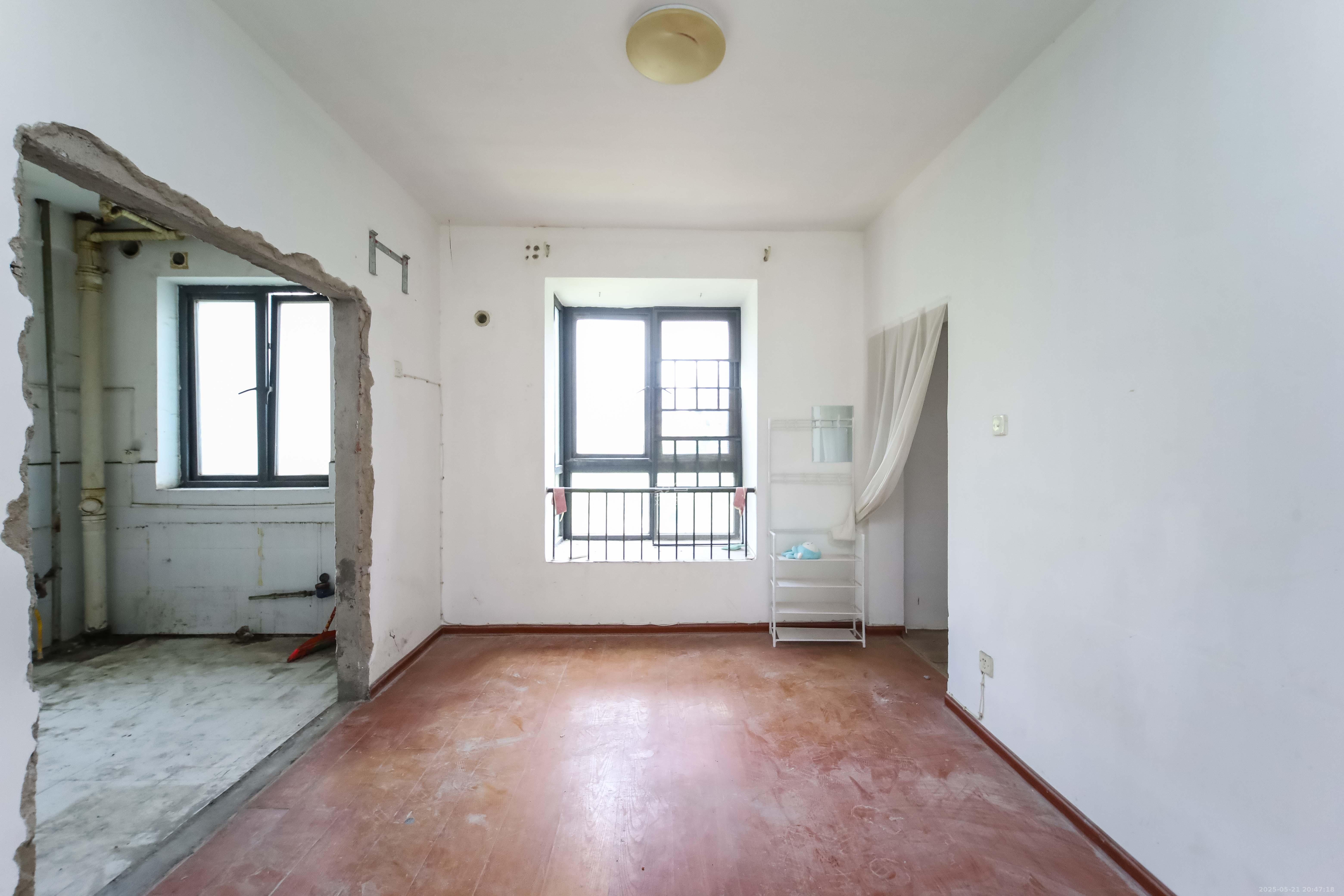 长房东郡  4室2厅2卫    210.0万 长房东郡  4室2厅2卫    210.0万客厅