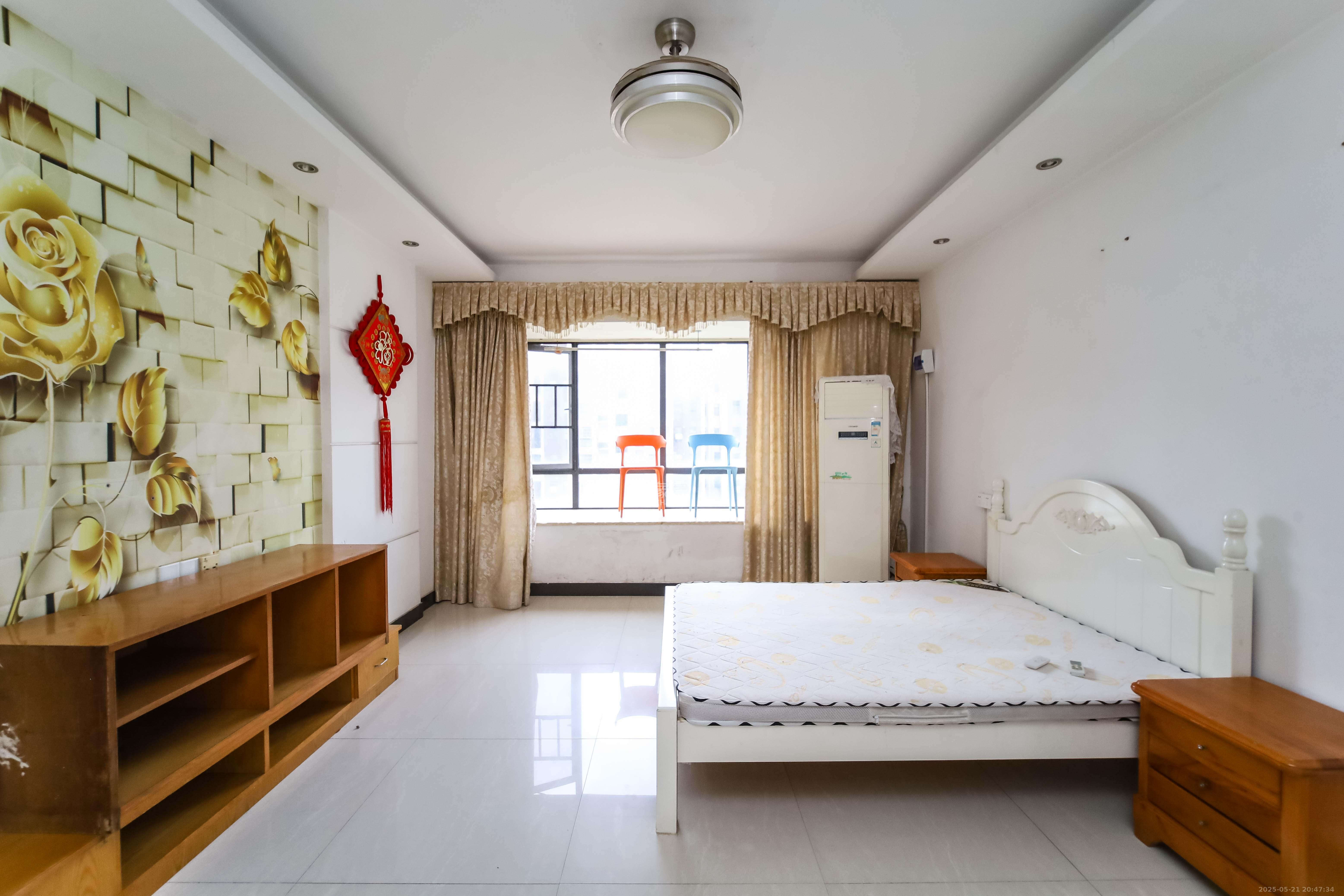 尚东紫郡  4室2厅2卫    116.0万 尚东紫郡  4室2厅2卫    116.0万客厅