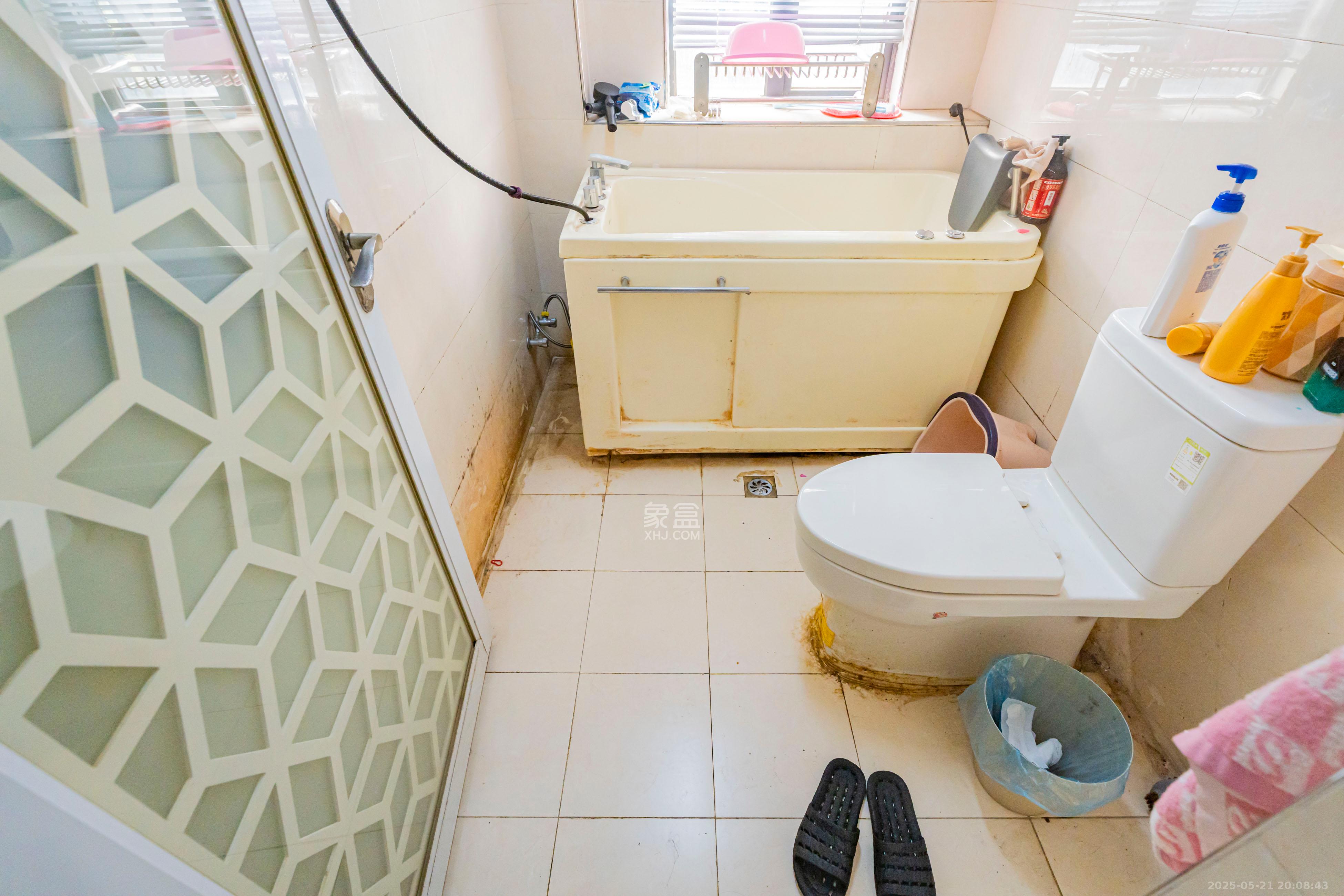 悦湖山 3室2厅1卫 80.0万 悦湖山 3室2厅1卫 80.0万卫生间