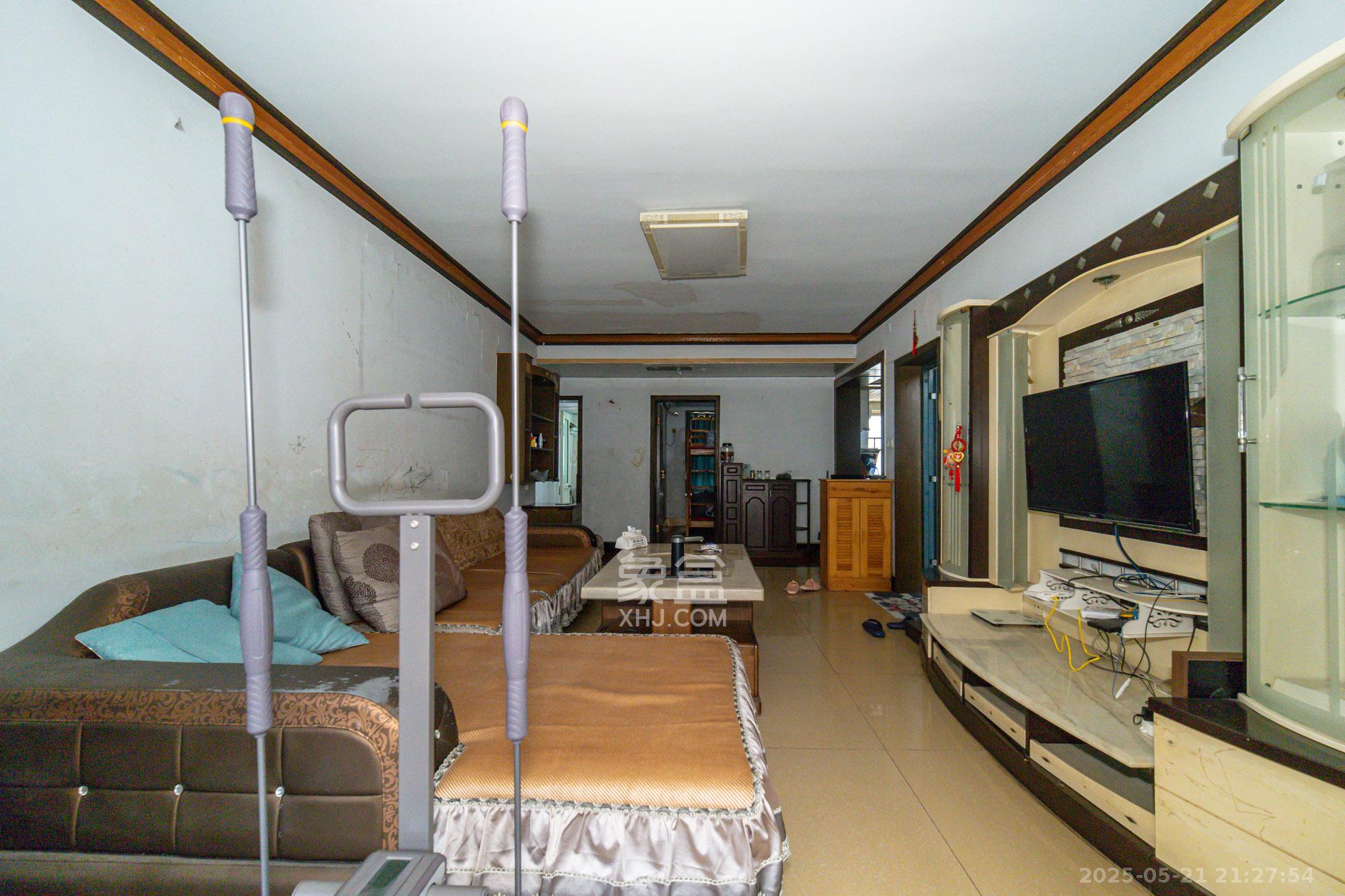 星兴佳园  3室2厅2卫    49.8万 星兴佳园  3室2厅2卫    49.8万客厅