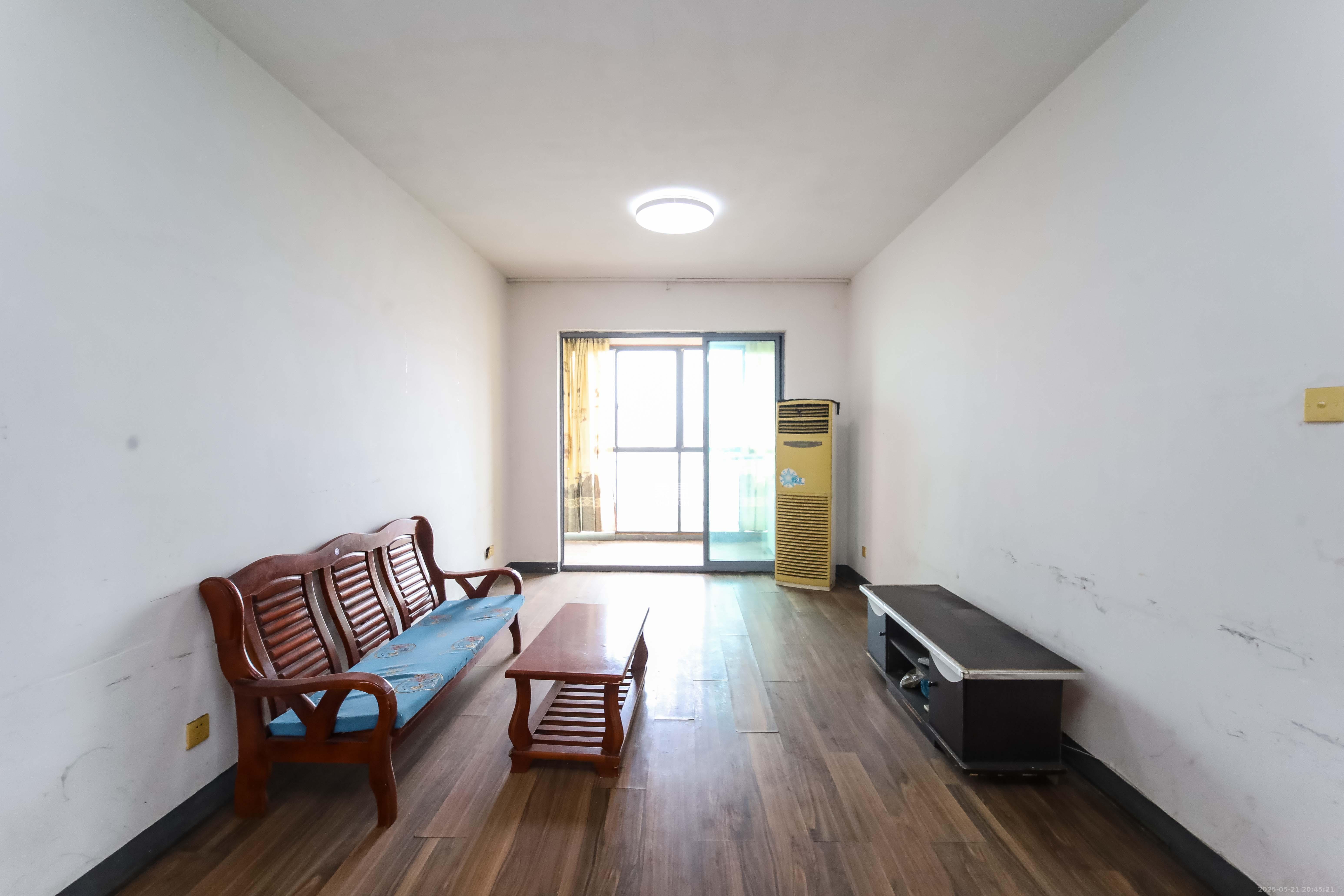 银港水晶城  2室2厅1卫    66.0万 银港水晶城  2室2厅1卫    66.0万客厅