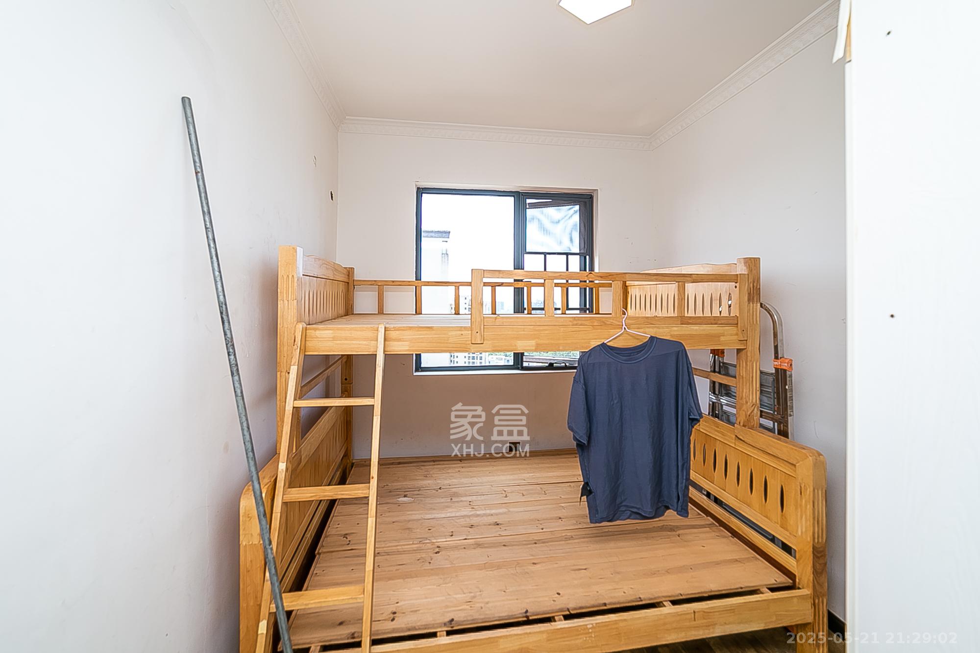 泰龙华府 3室2厅1卫 65.0万 泰龙华府 3室2厅1卫 65.0万卧室